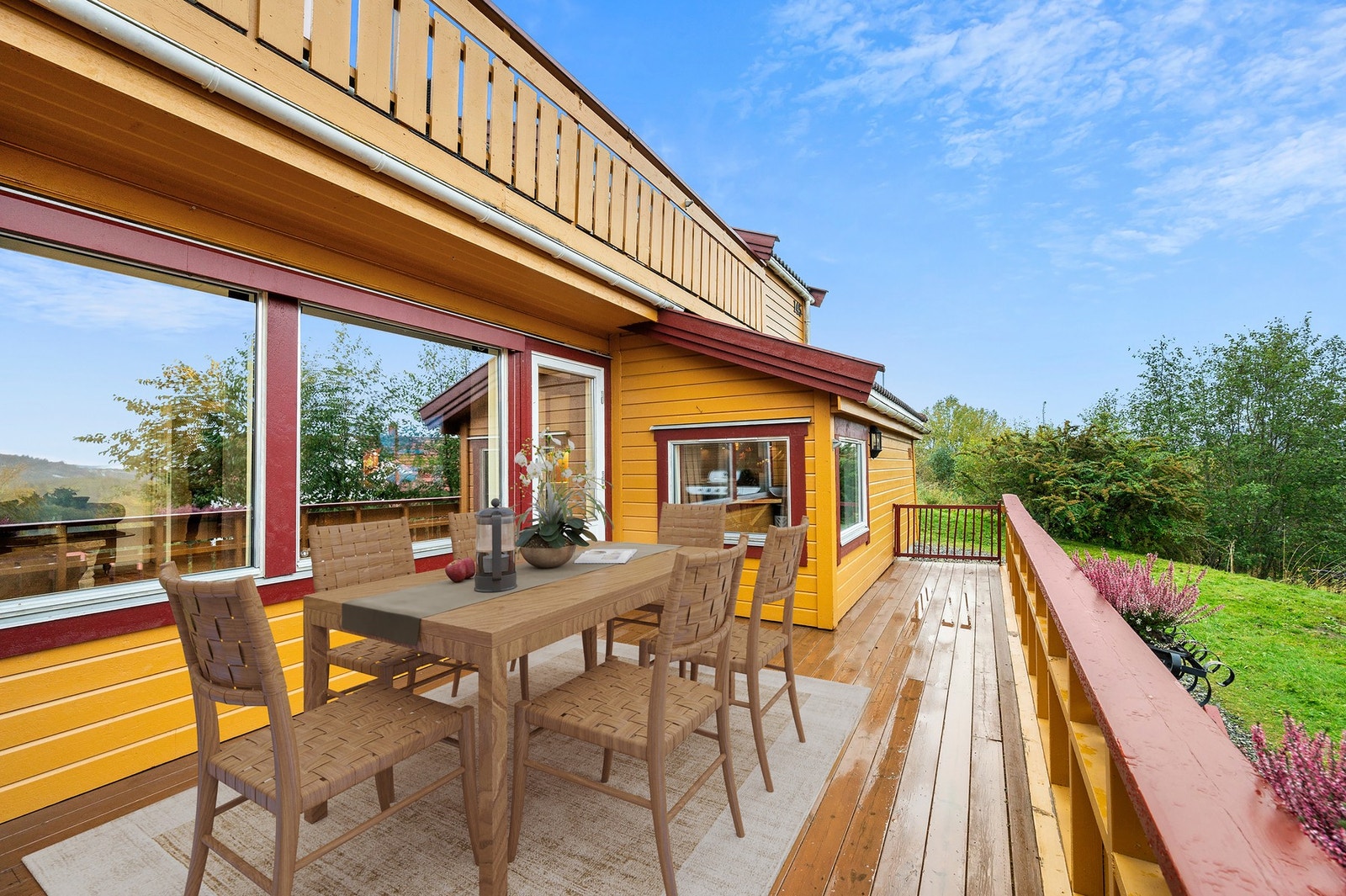 Terrassen er på nesten 20 kvm og har sol til sent på kvelden Galleribilde