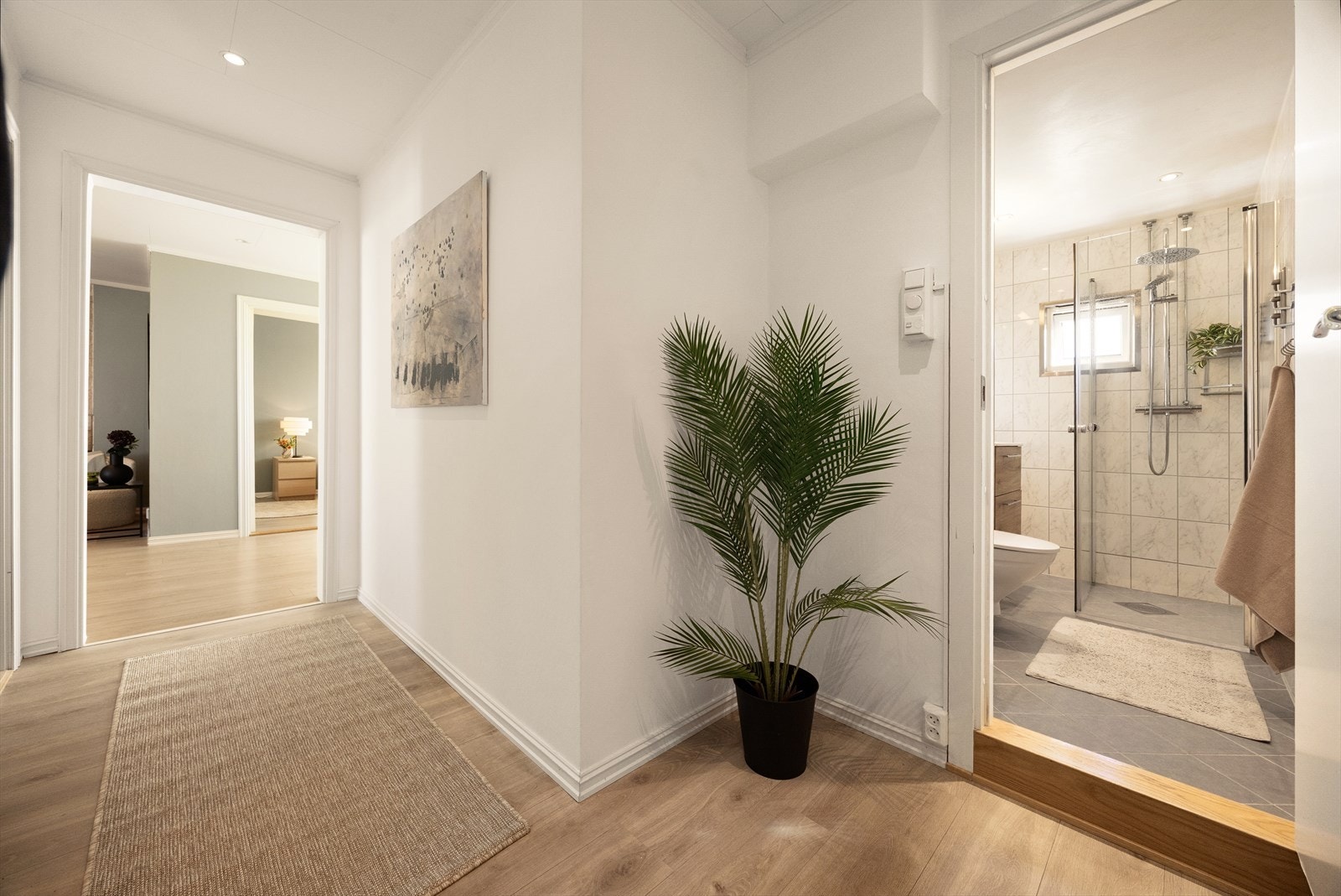 Leiligheten disponerer 3 boder i kjelleren på 3 m², 5 m² og 3 m². Galleribilde