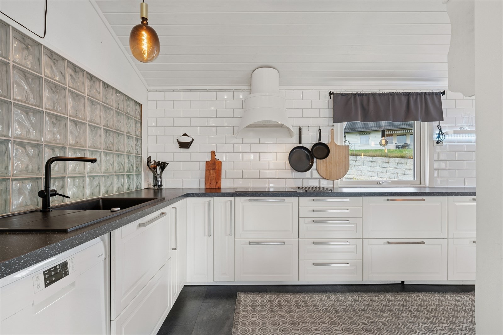 Kjøkkenet er romslig og tidløst med lyse profilerte fronter. Galleribilde