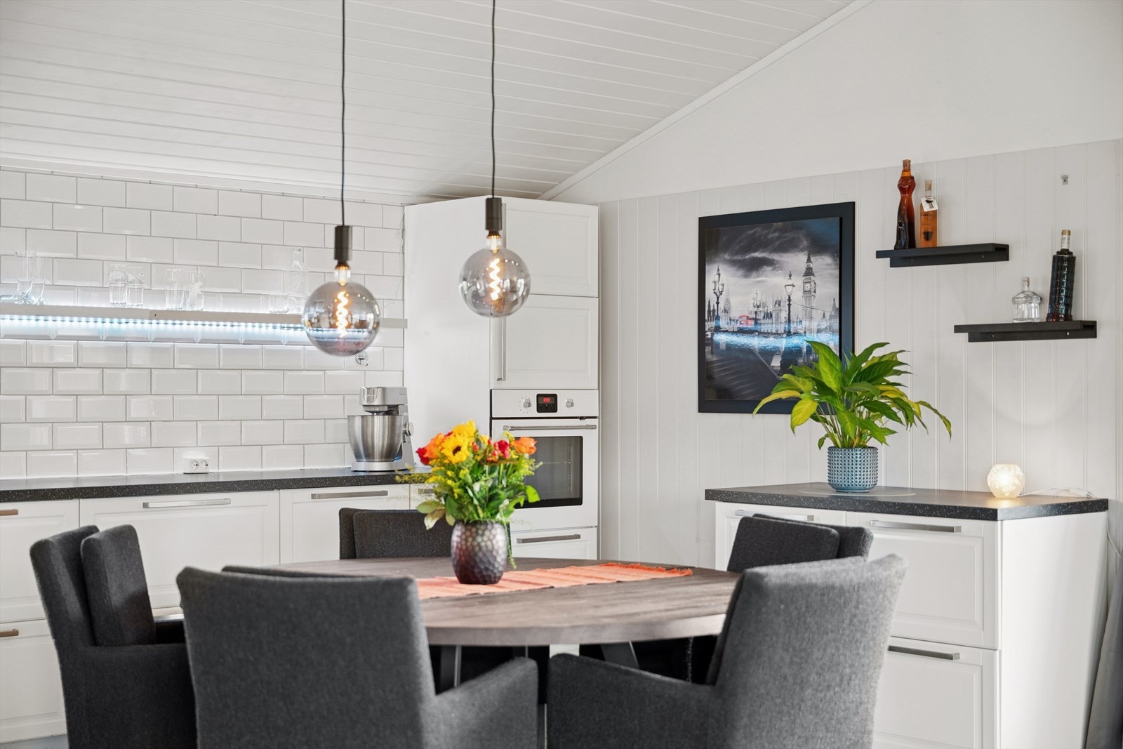 Den åpne løsningen mellom stue og kjøkken gir et sosialt oppholdsrom hvor det er enkelt å være vertskap! Galleribilde