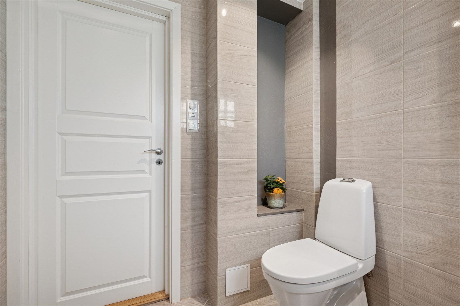 Baderom i underetasjen. Separat vaskerom vegg i vegg. Galleribilde