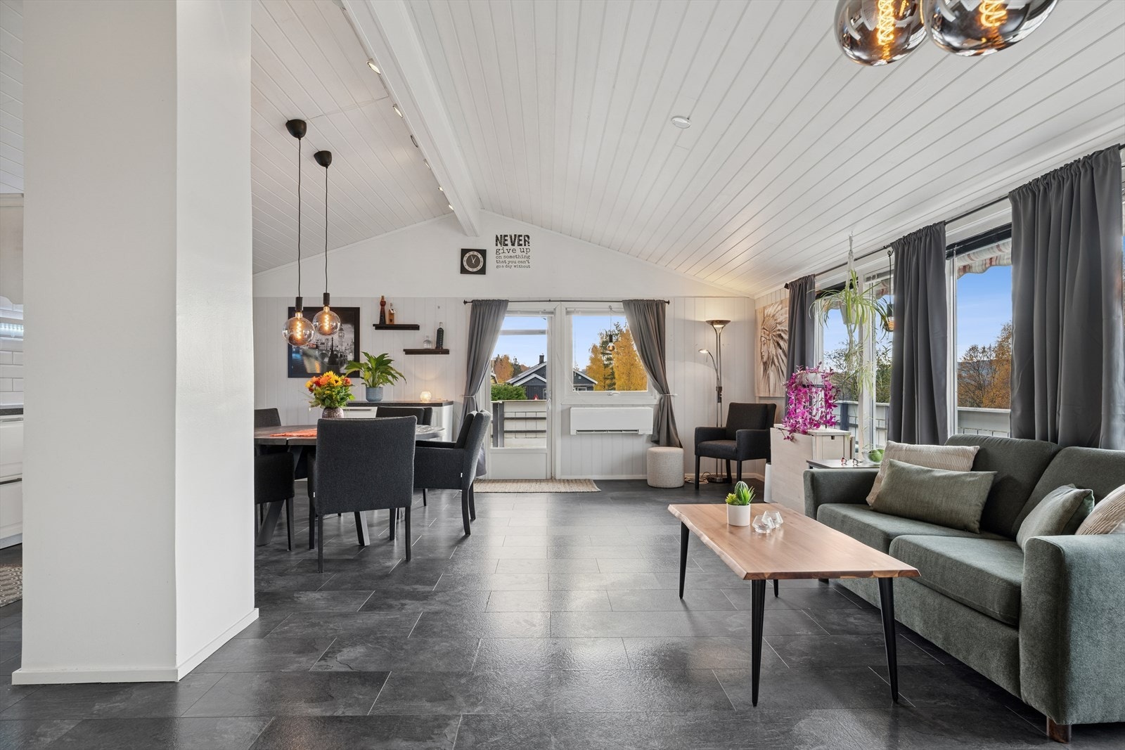 Fra stuen er det utgang til delvis overbygd terrasse og videre ut til hagen Galleribilde