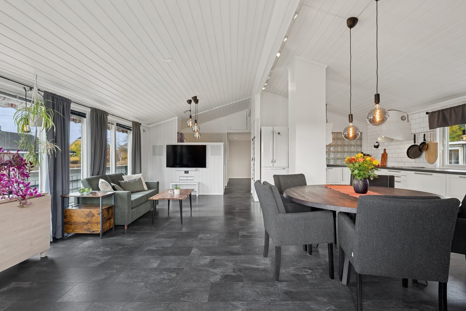 Stuen er møbleringsvennlig. Og det kommer inn rikelig med naturlig lysinnslipp. Galleribilde