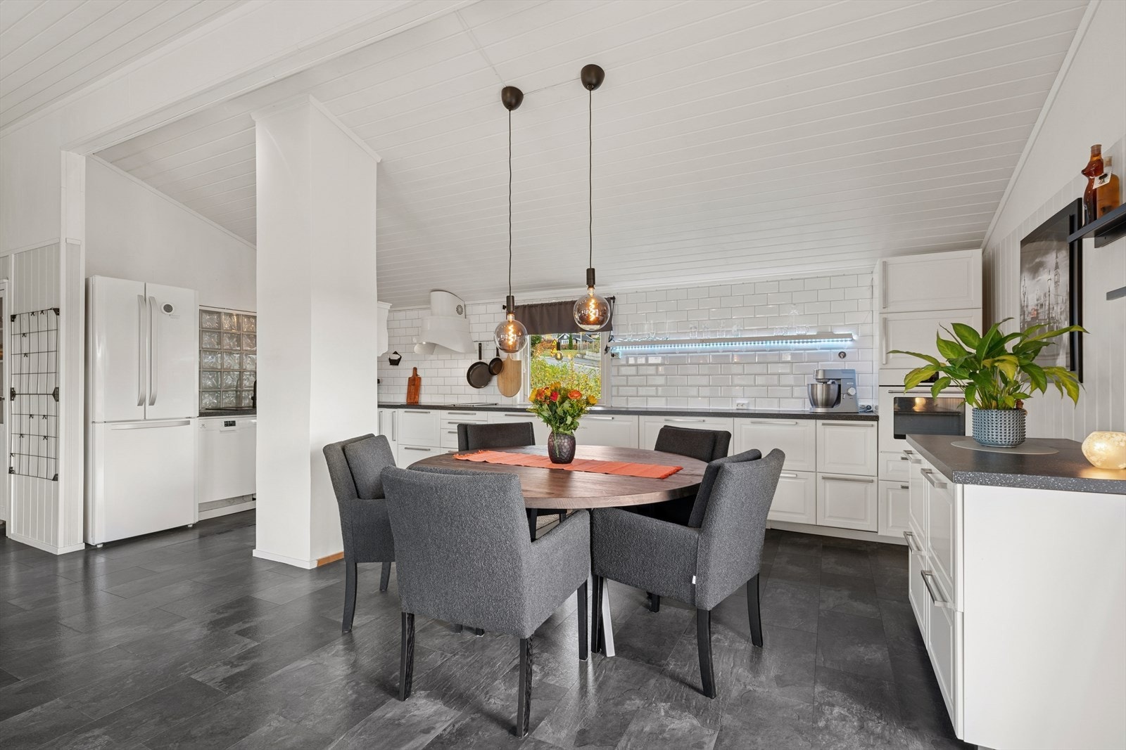 Her er det godt med skap- og benkeplass Galleribilde