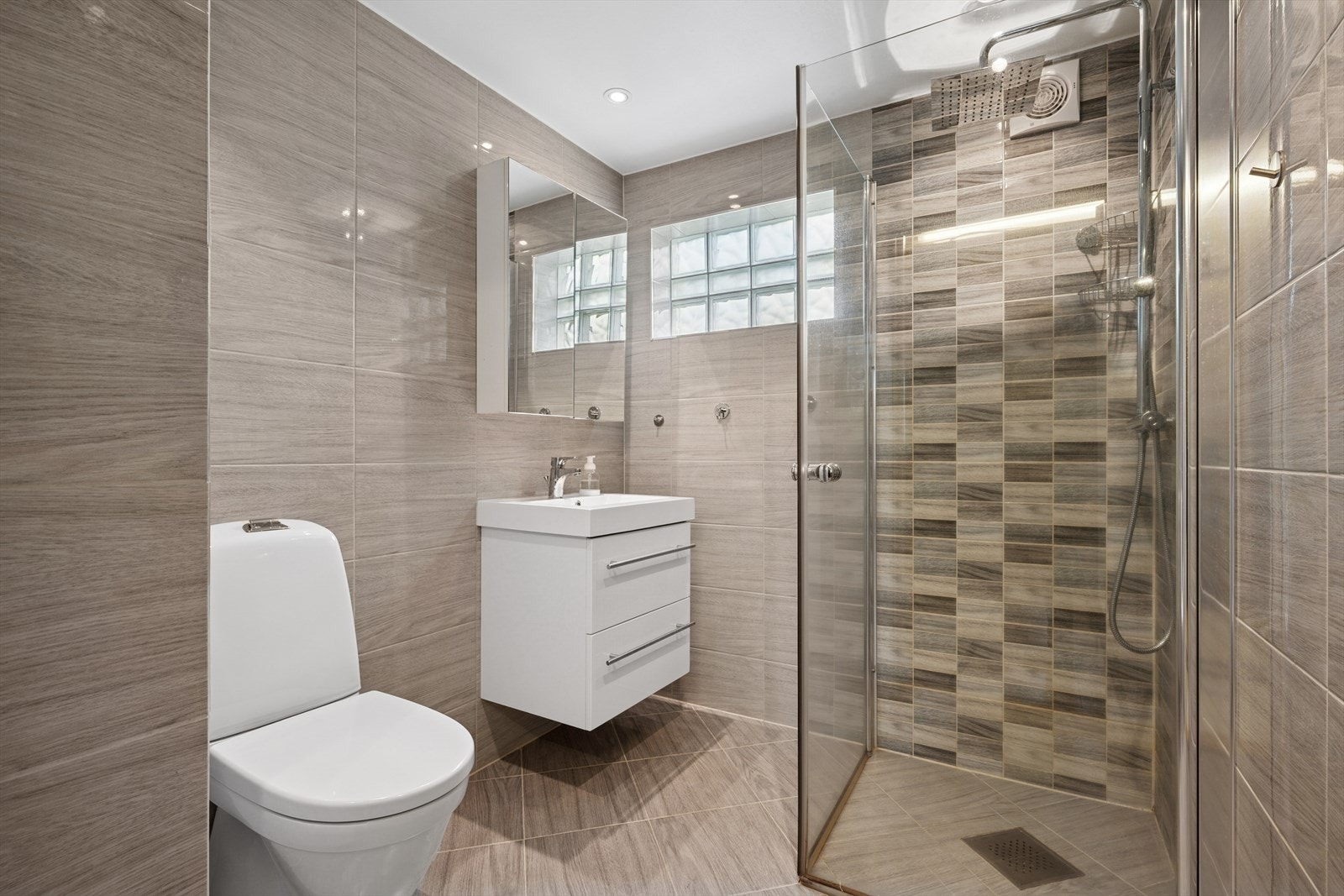 Baderom i underetasjen Galleribilde