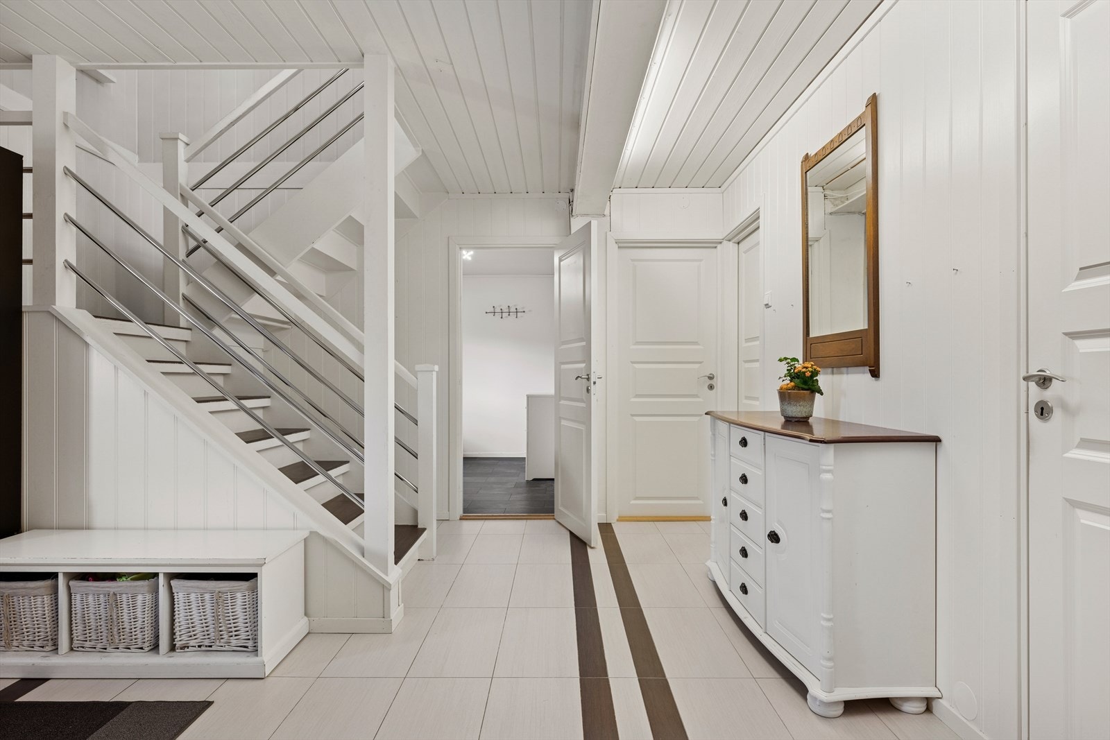 En romslig og innholdsrik bolig over to plan. Med inngangsparti i underetasjen. Galleribilde