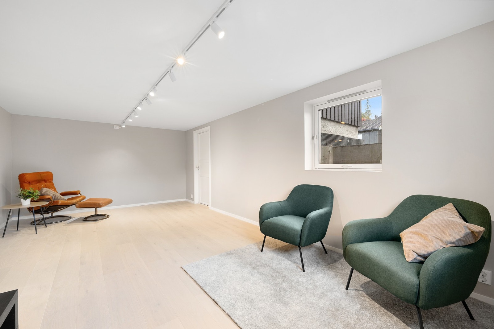 Stor og nyoppusset kjellerstue på 21,6 m2 med god plass til flere sittegrupper og TV-møblement. Galleribilde