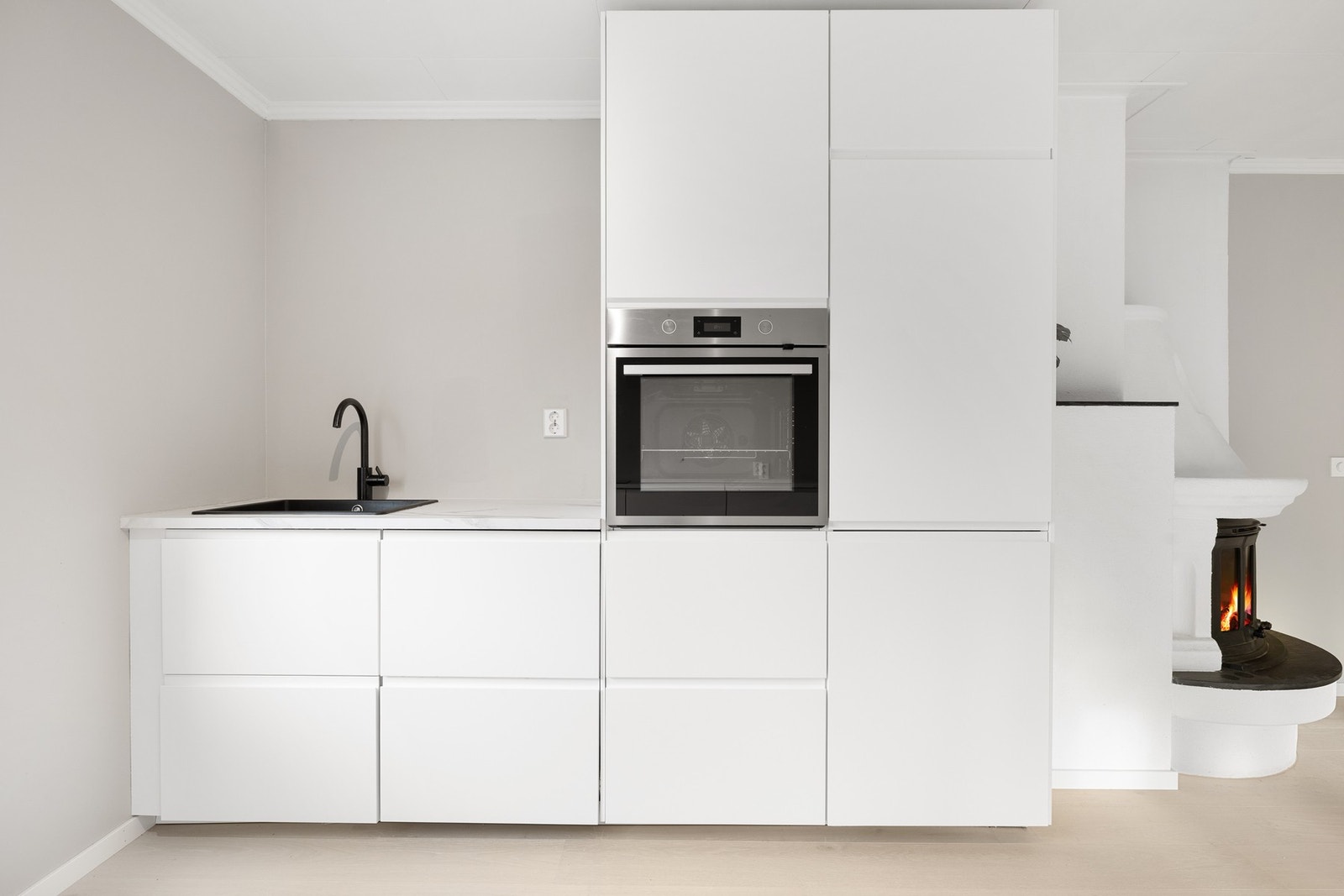 Her er det integrerte hvitevarer som stekeovn, kjøle-/fryseskap og oppvaskmaskin. Galleribilde