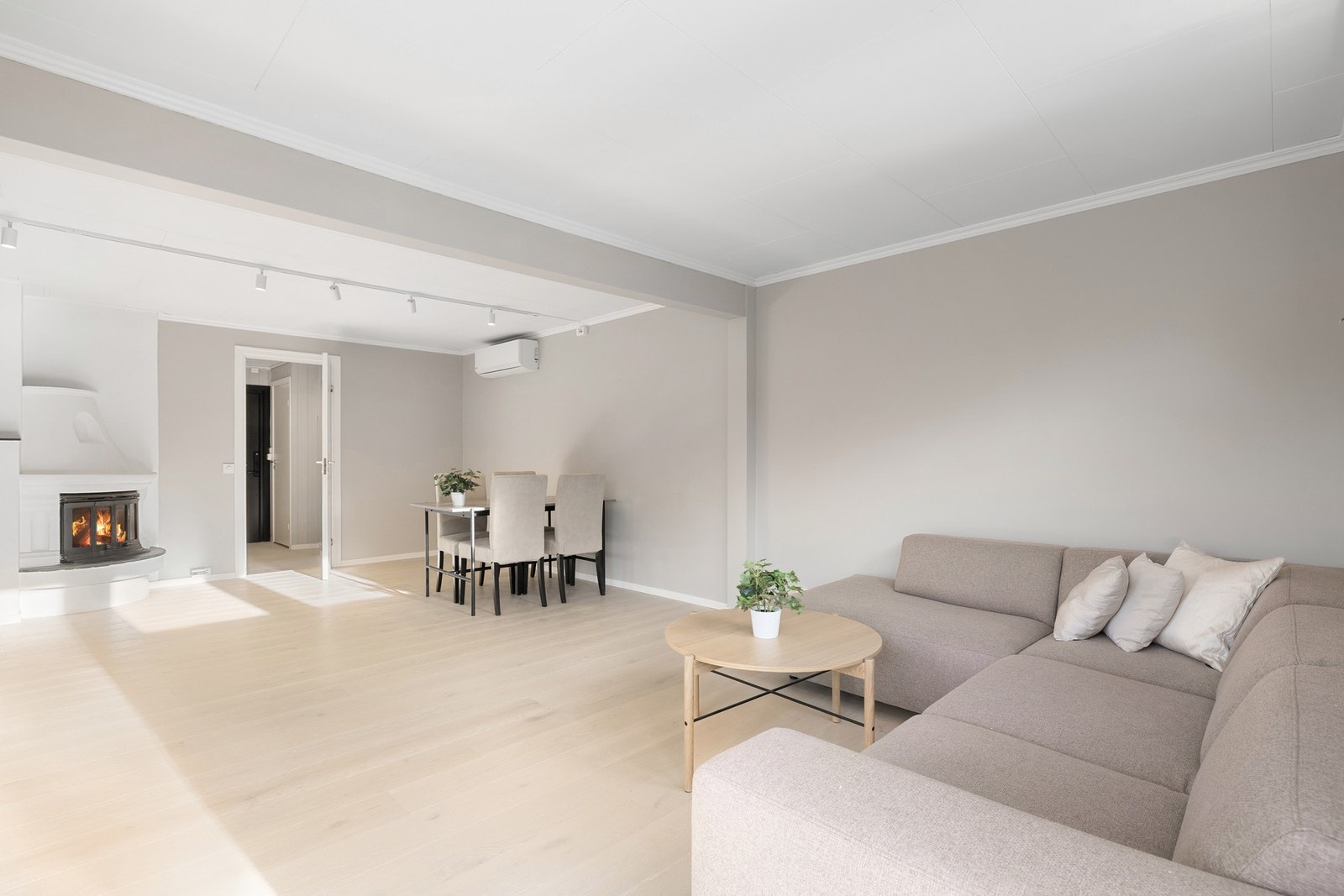 Stor stue i hovedetasjen på 26,4 m2 med god plass til å møblere i ulike soner. Her ved sofaseksjon og spisebord. Galleribilde