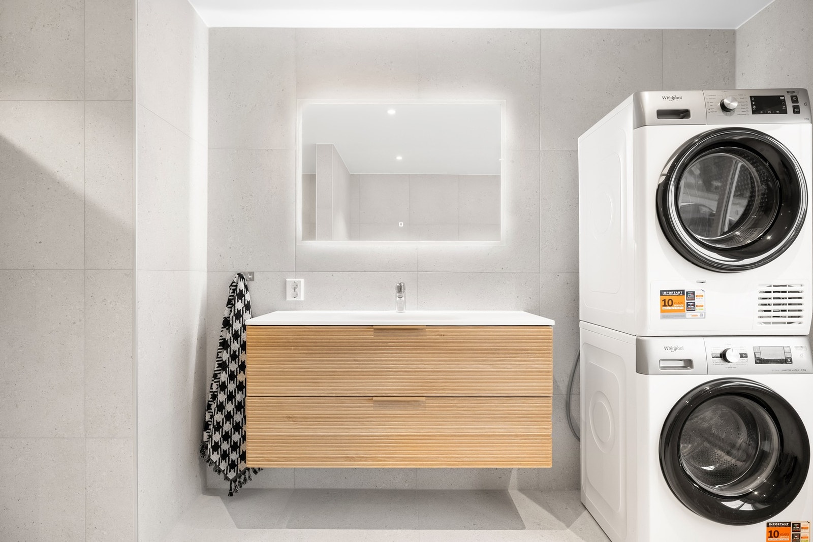 Her er det bl.a. en moderne baderomsinnredning og opplegg for vaskemaskin og tørketrommel. Galleribilde