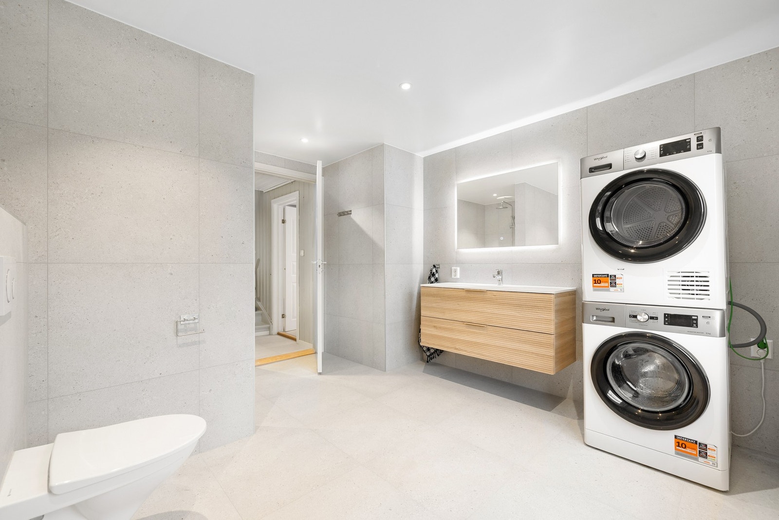 Stort bad på hele 10,5 m2 oppusset i 2025 av innleide håndverkere. Galleribilde