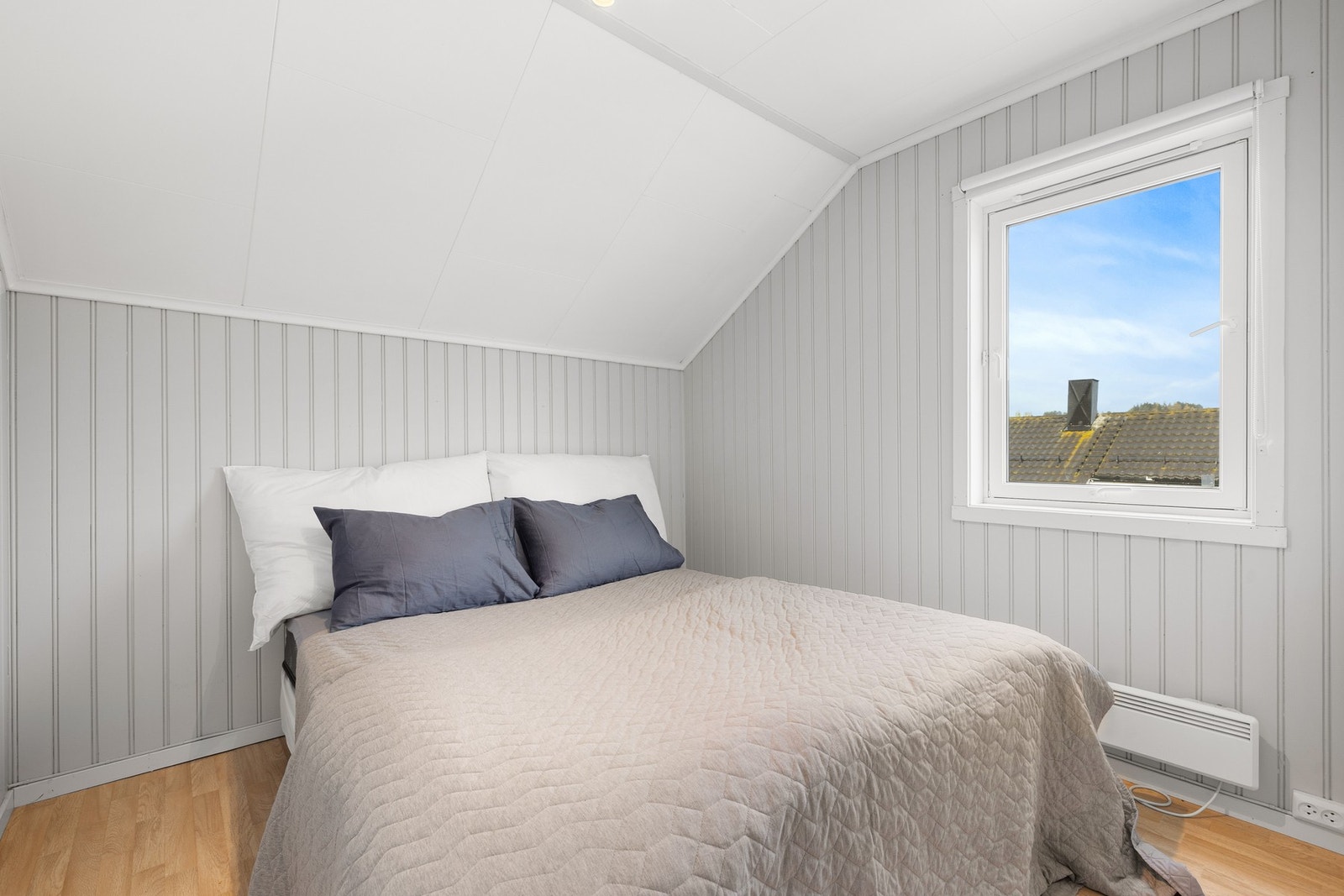 I 2. etg. er det tre soverom på hhv. 10 m2, 16 m2 og 7,2 m2. Galleribilde