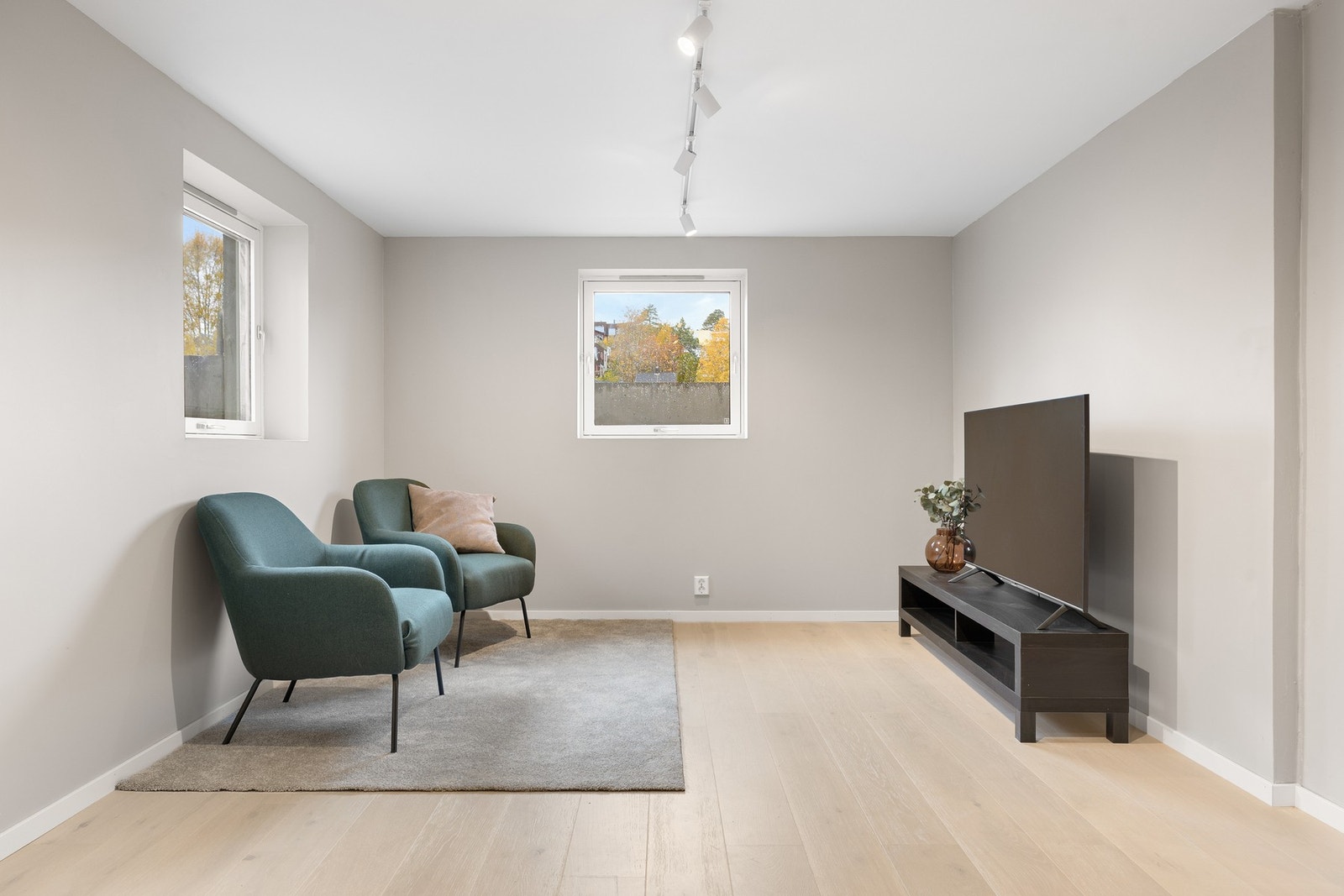 Stor og nyoppusset kjellerstue på 21,6 m2 med god plass til flere sittegrupper og TV-møblement. Galleribilde