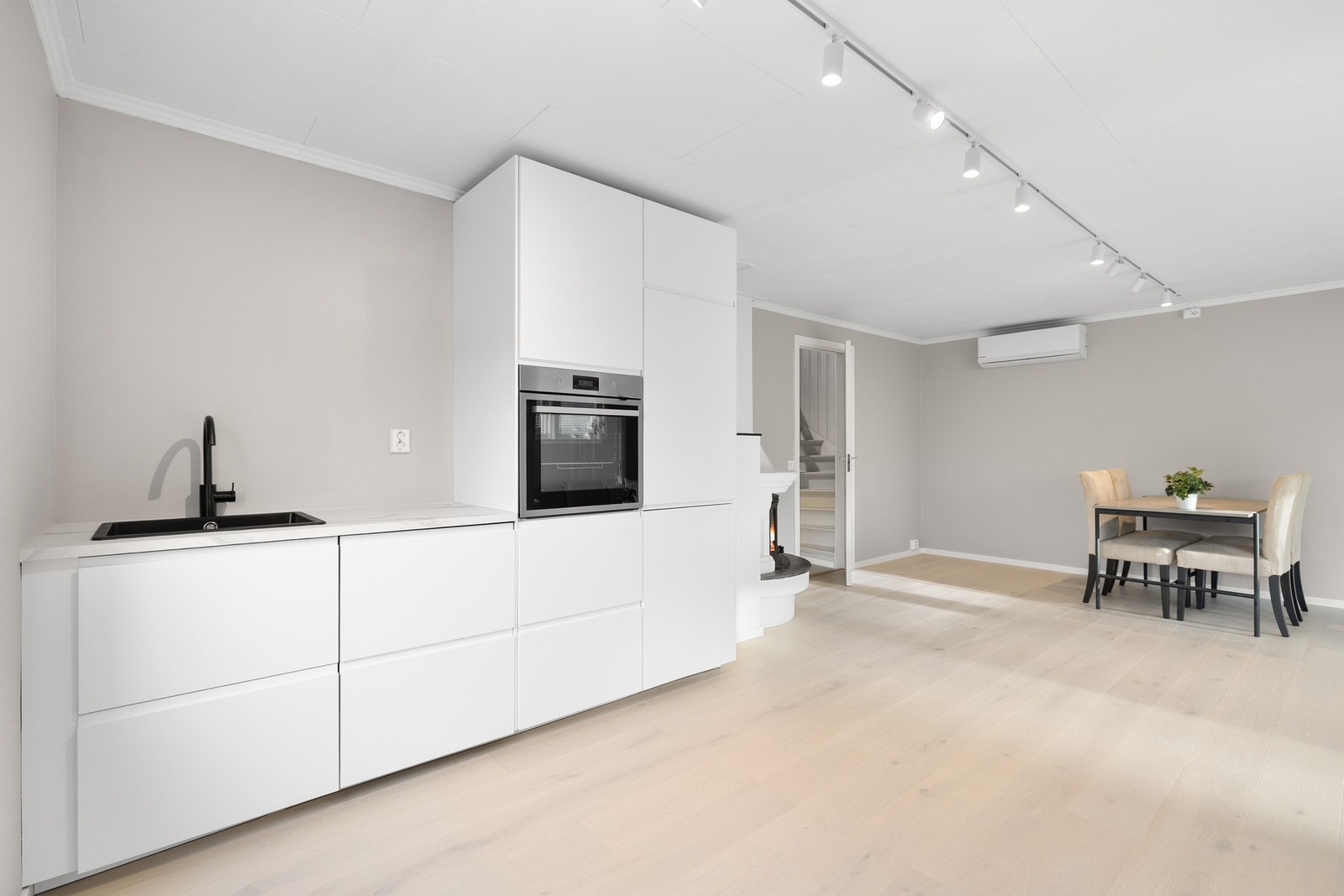 Nytt og rålekkert kjøkken med integrerte hvitevarer. Galleribilde