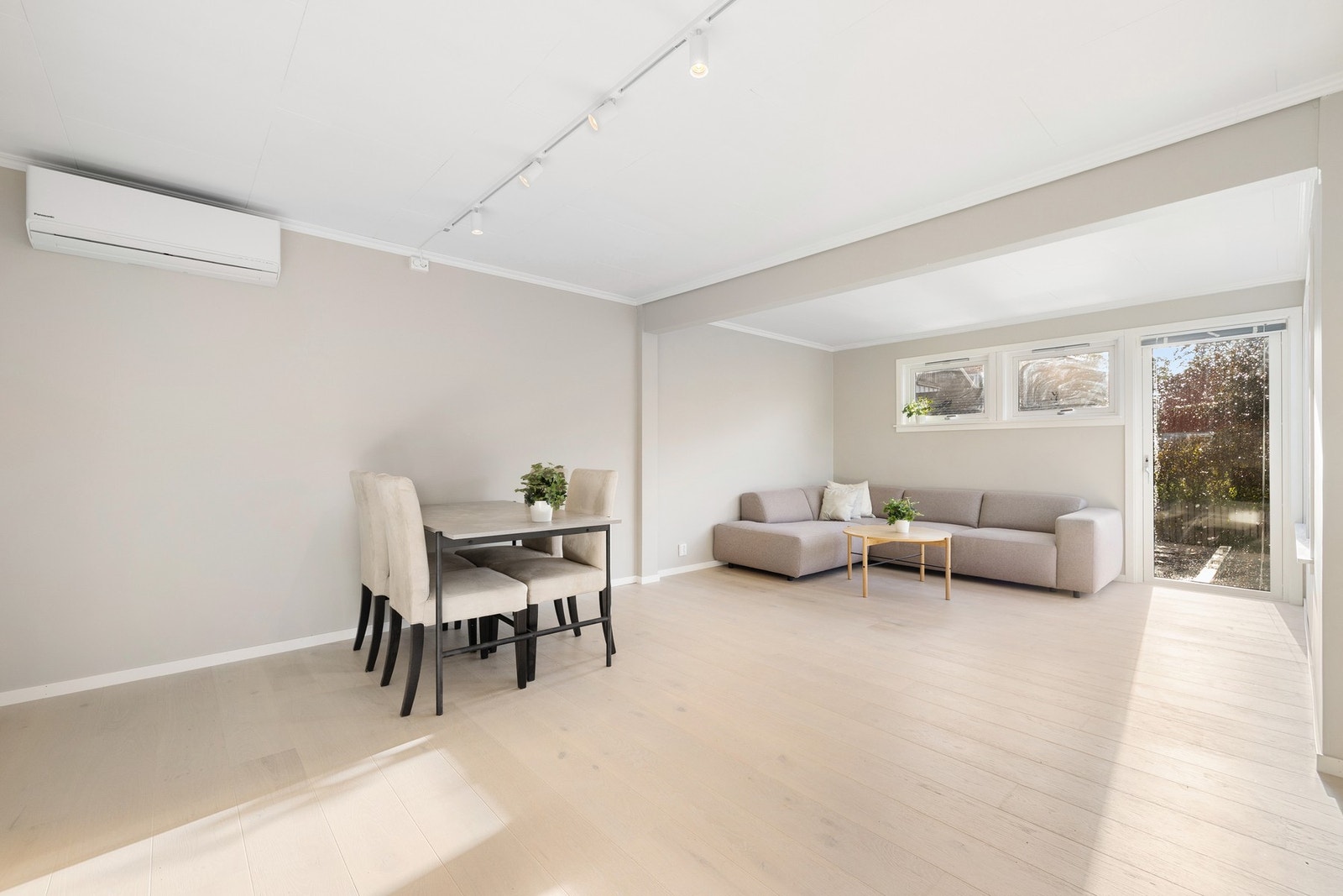 Av oppvarming er det varmepumpe, ildsted og gulvvarme på våtrom. Galleribilde