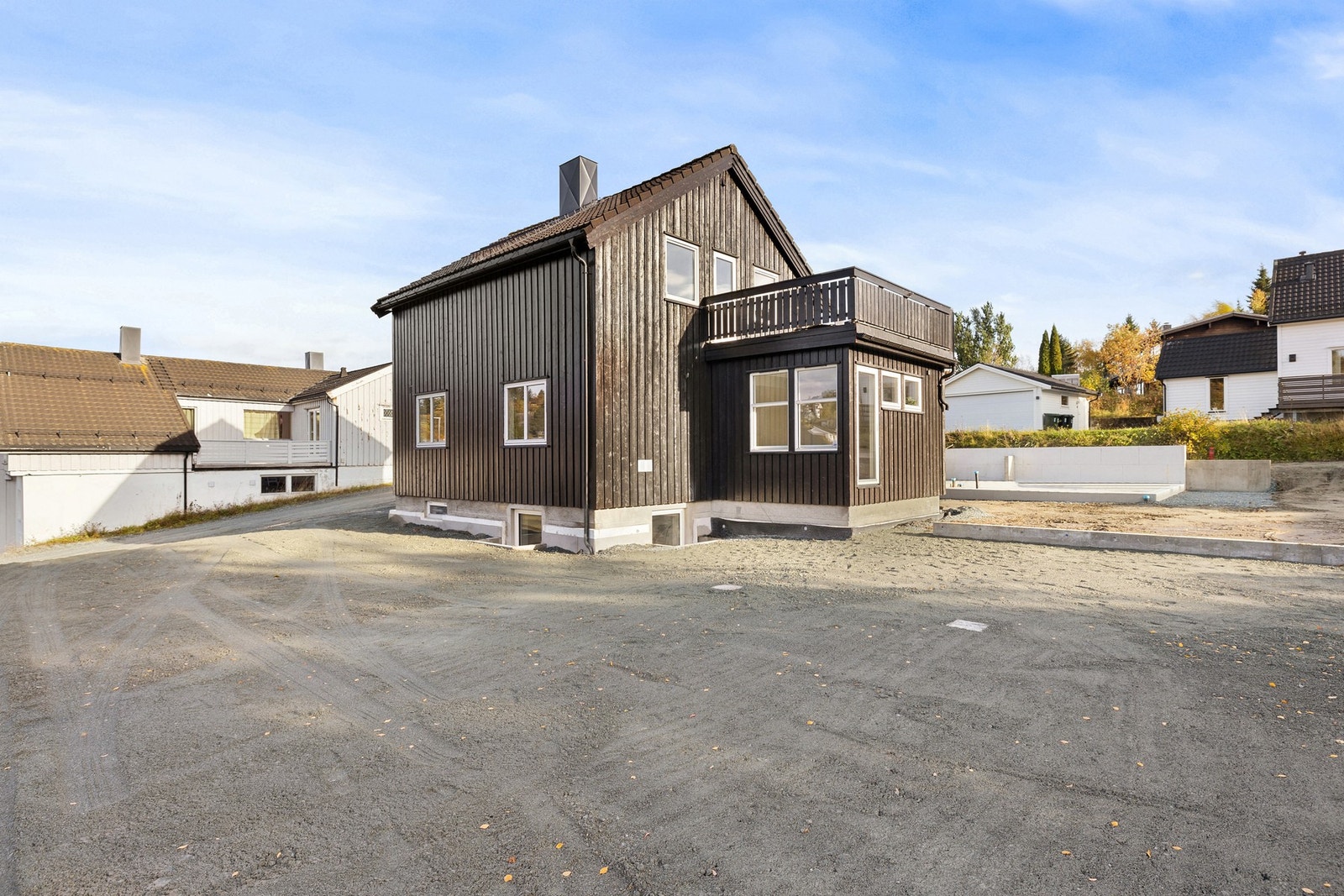 En enebolig fra 1955 som har vært gjennom omfattende oppussing i 2025. På fremsiden av huset vil det etableres en gårdsplass og felles carport. Galleribilde