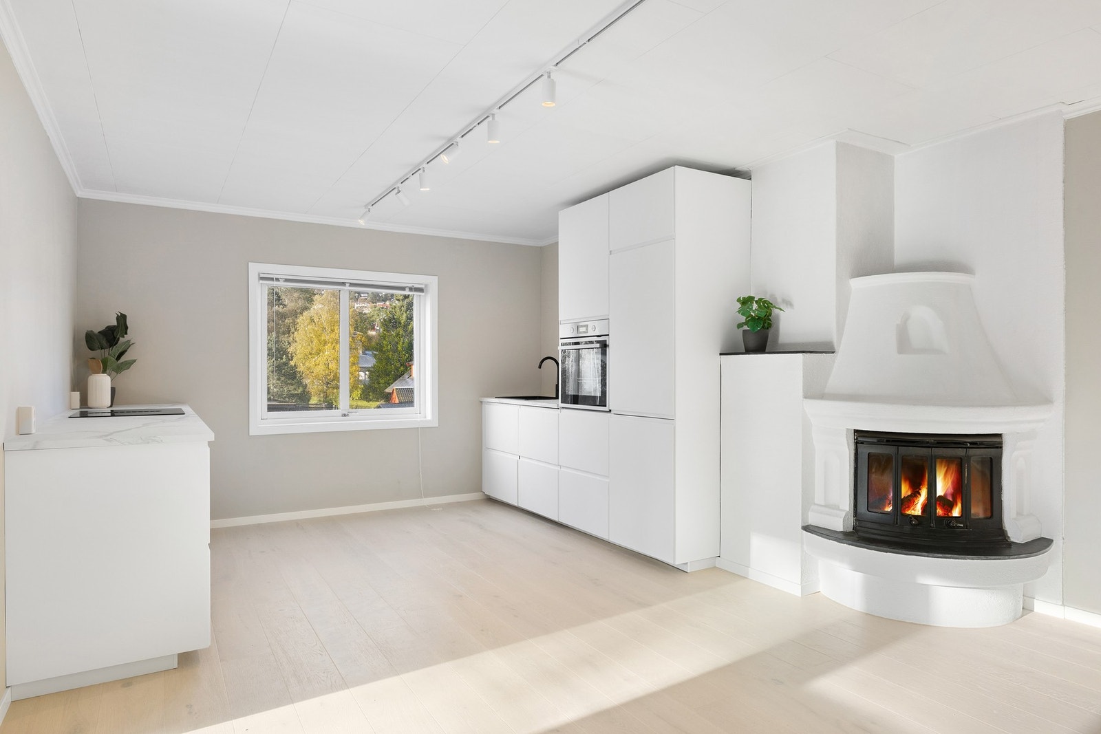 Nytt og rålekkert kjøkken med integrerte hvitevarer. Galleribilde