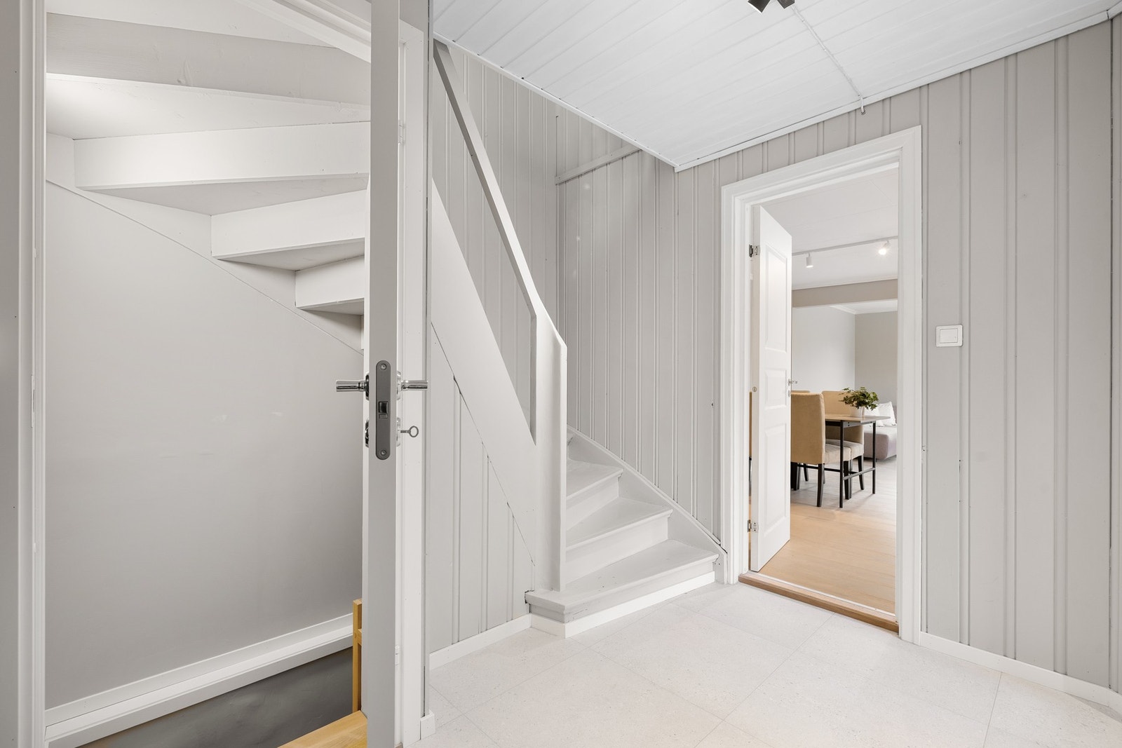 Flislagt entré/gang med varmekabler i gulv fra 2025. Galleribilde