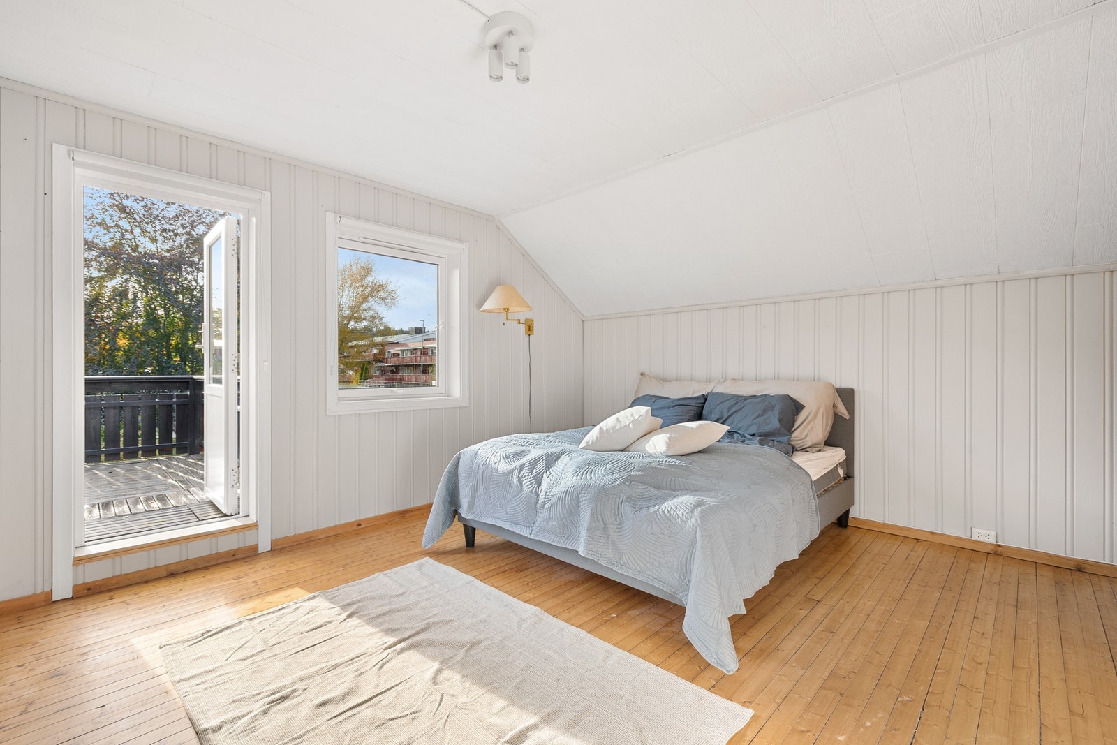 Fra det største soverommet er det utgang til en stor takterrasse på 12,4 m2. Galleribilde