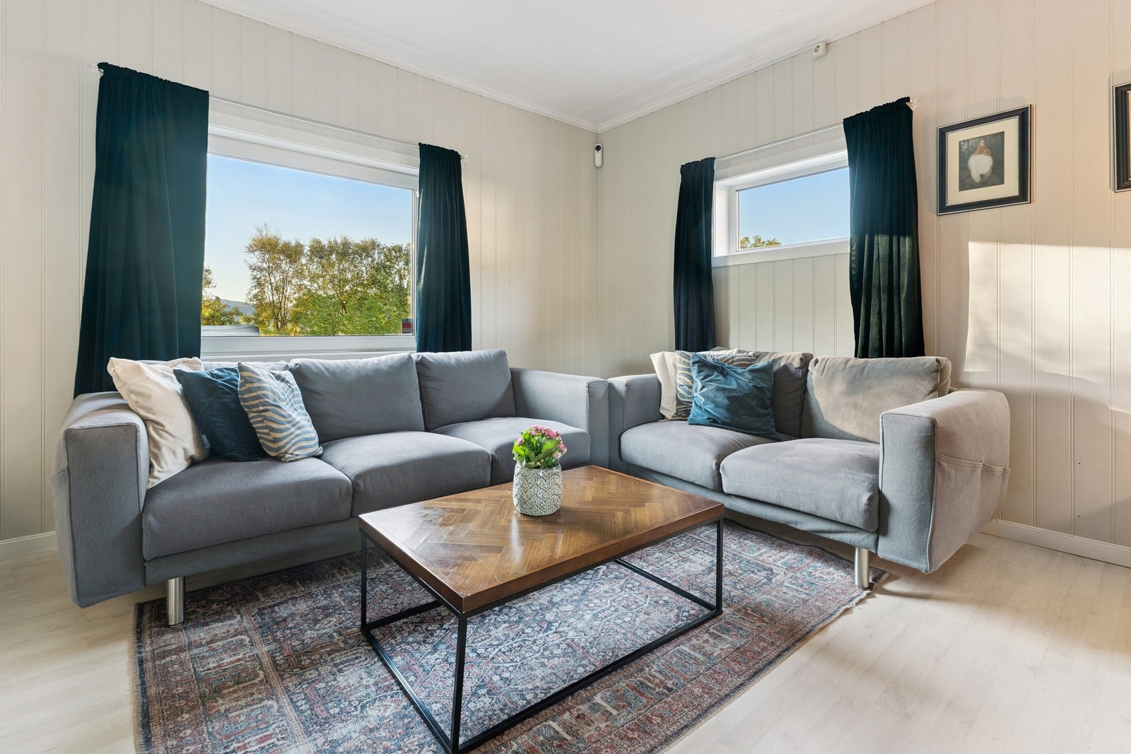 Romslig stue med flere møbleringsmuligheter. Galleribilde