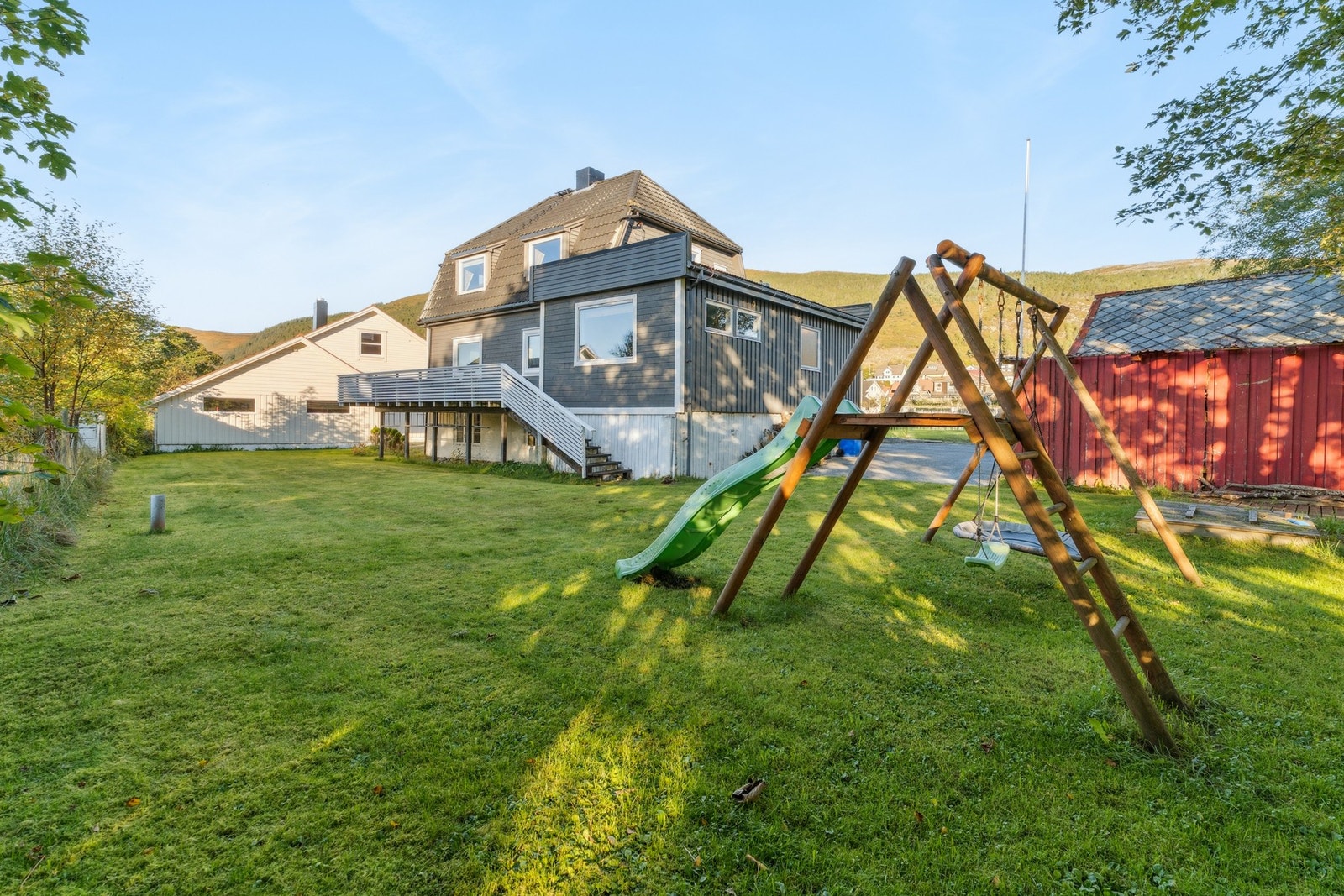 Hyggelig hage med god boltreplass. Galleribilde