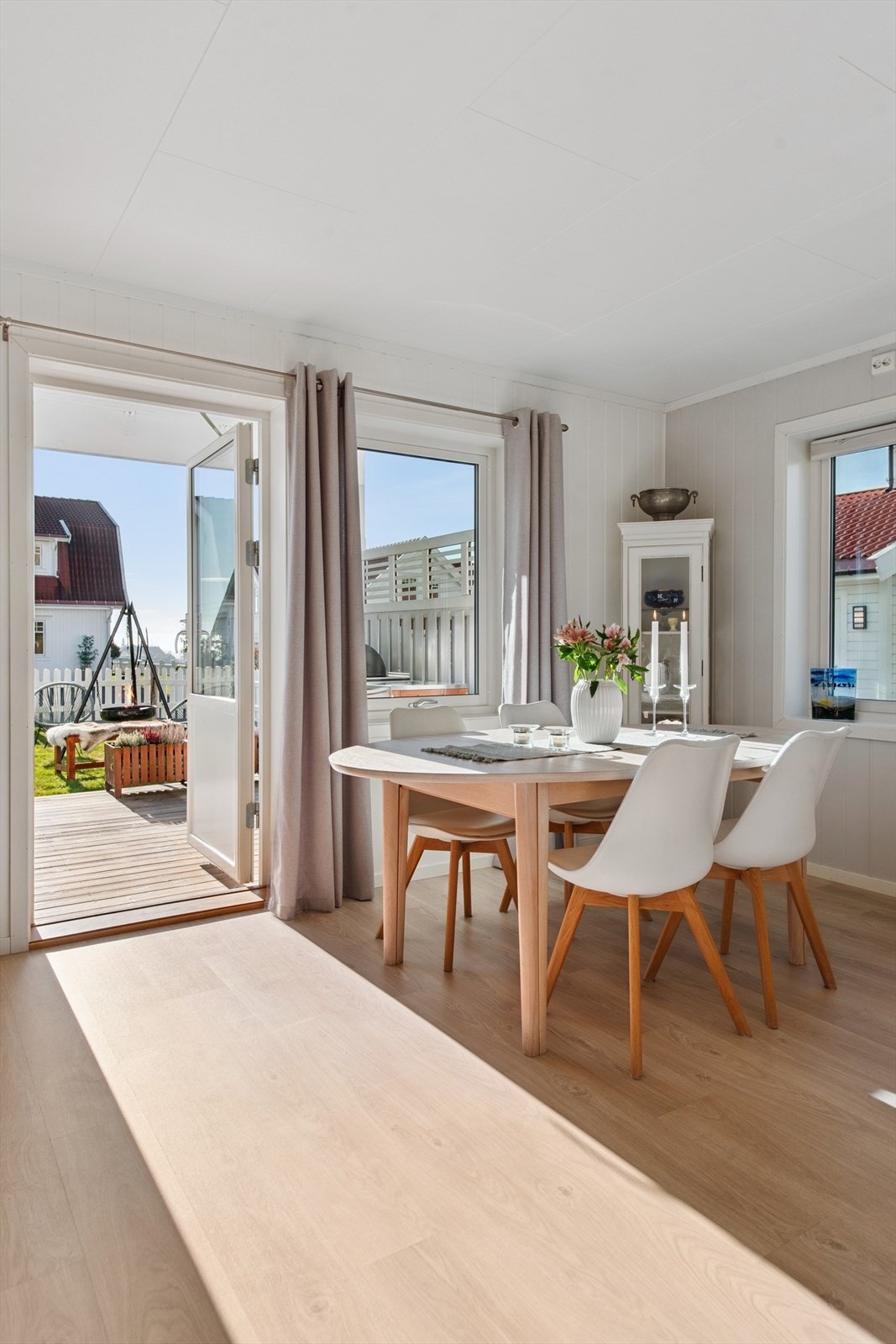 Fra spiseplassen er det direkte utgang til en romslig, delvis overbygget terrasse. Galleribilde