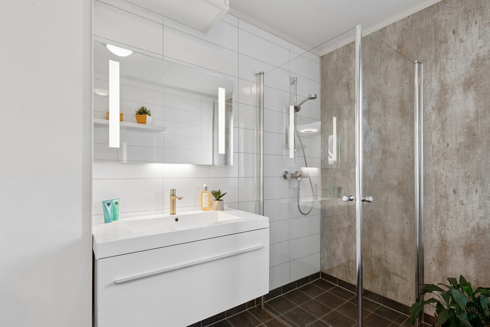 Badet har flislagt gulv med elektriske varmekabler for ekstra komfort. Baderomsplater på vegg. Galleribilde