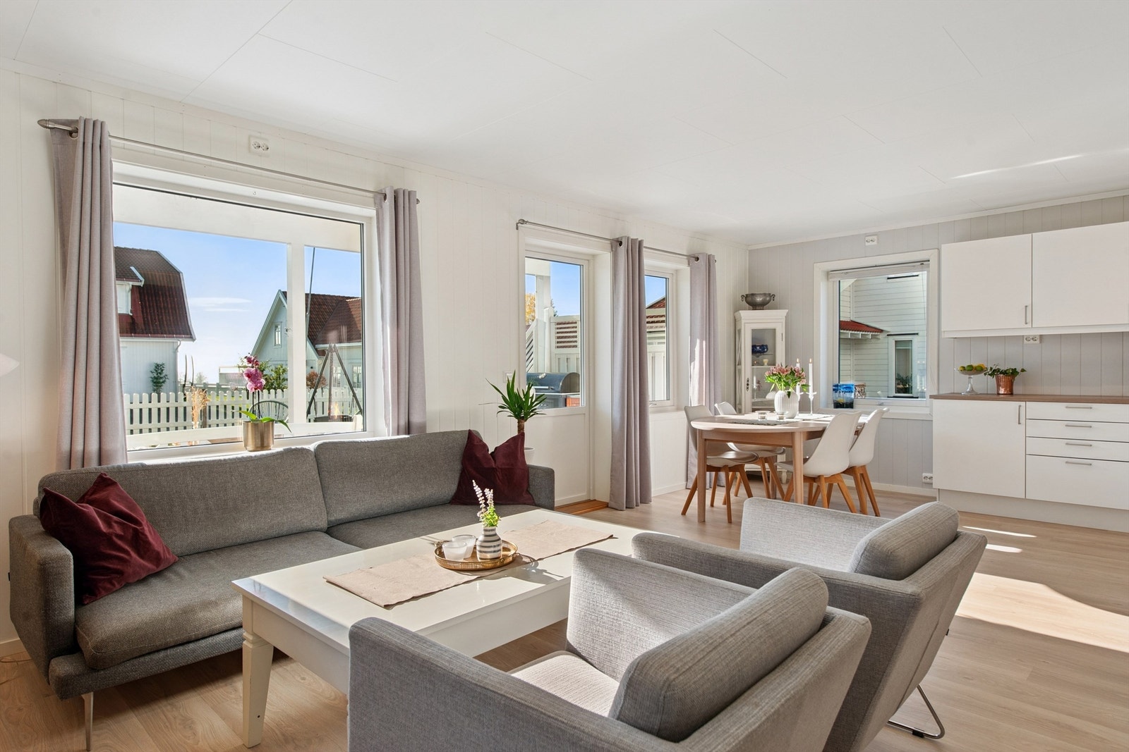 Store vindusflater med 3-lags isolerglass fra 2014 slipper inn rikelig med dagslys. Galleribilde