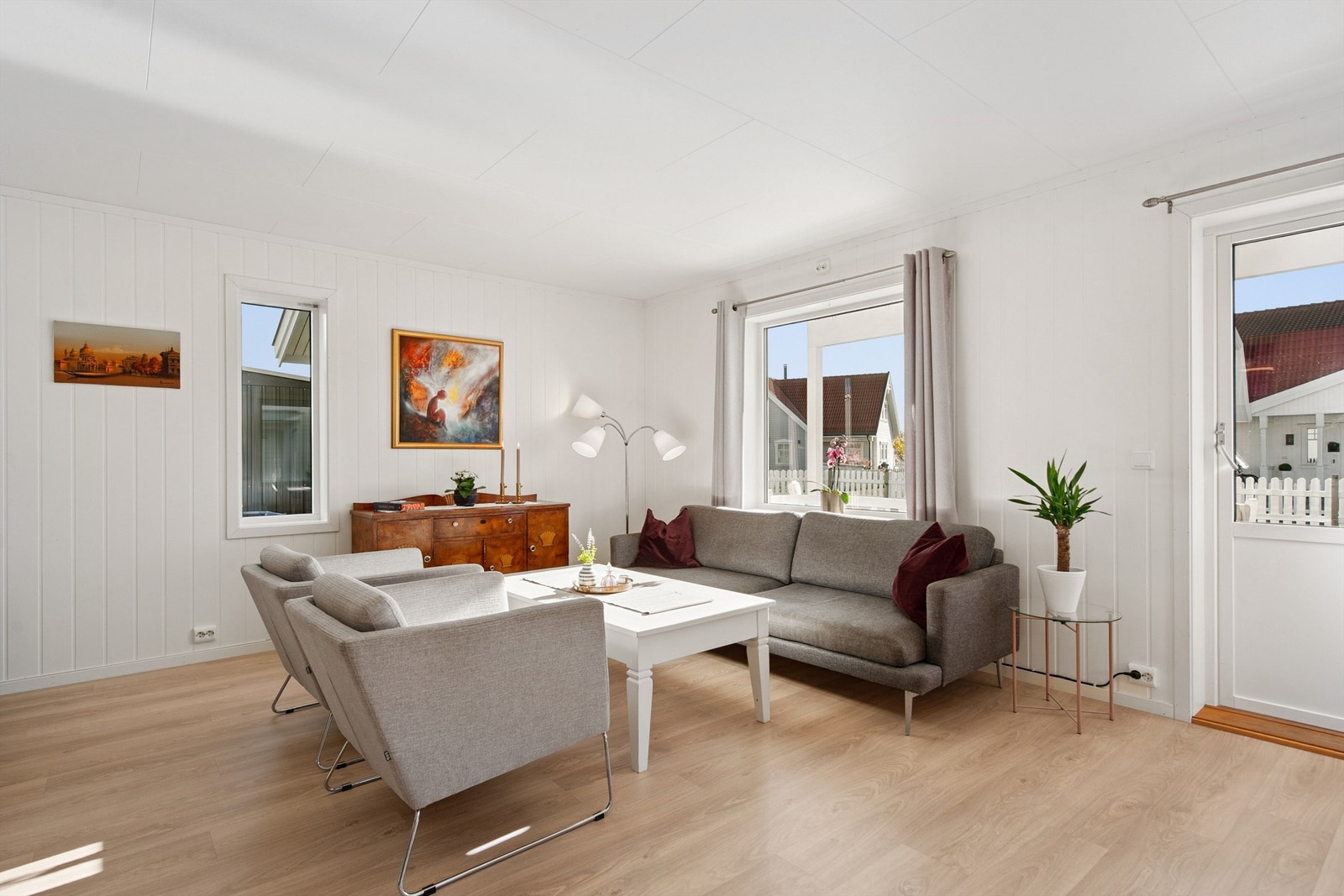 Rommet har god plass til både sofagruppe og annet møblement. Galleribilde