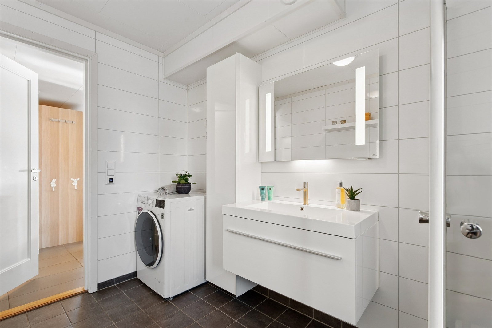 På badet er det også opplegg til vaskemaskin. Galleribilde