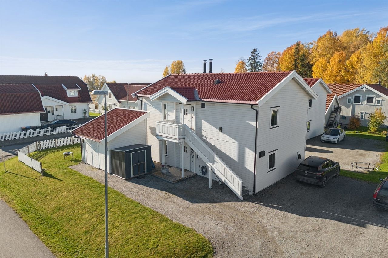 Boligen har en praktisk utebod og gode parkeringsmuligheter. El-bil lader ble montert i 2024. Galleribilde