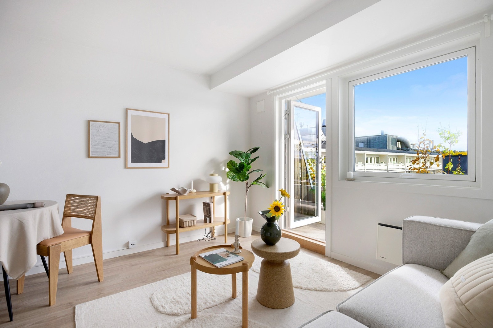 Store vindusflater gir rikelig med lys. Galleribilde