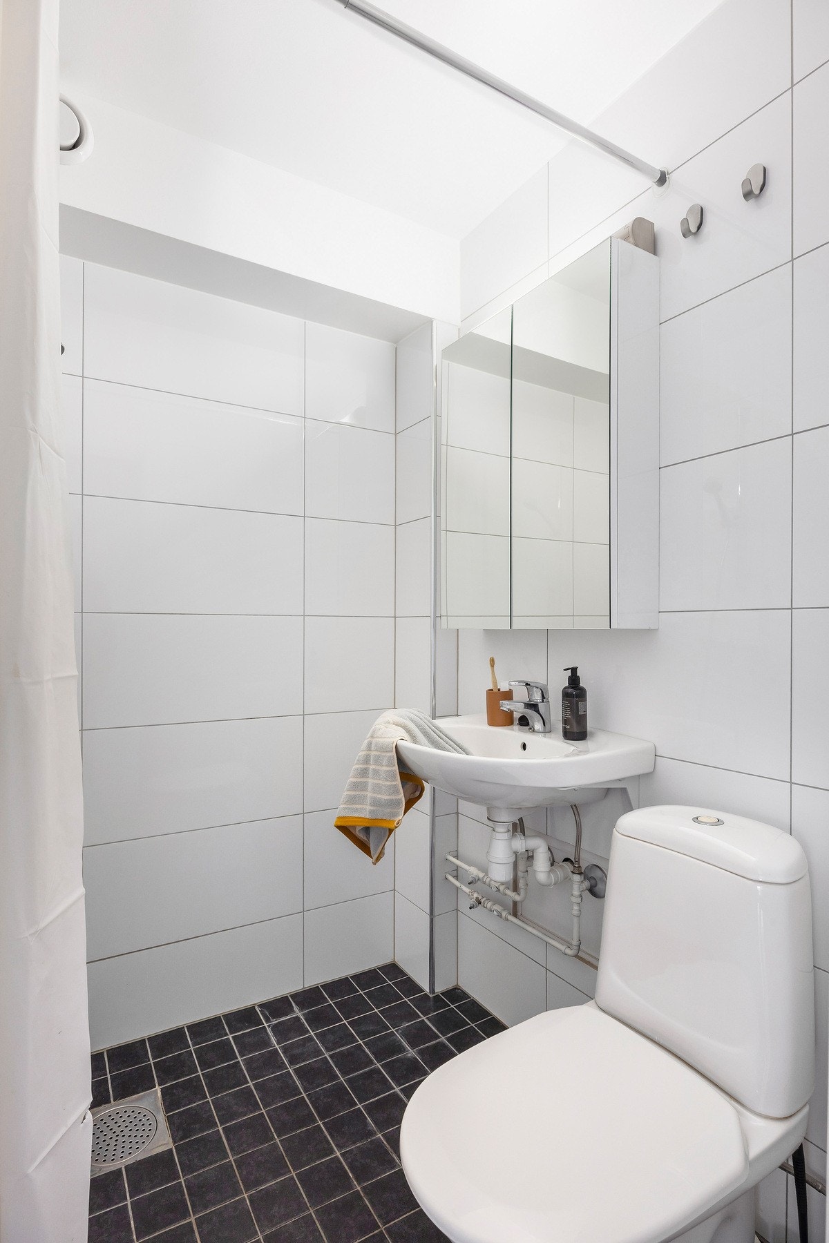 Pent flislagt baderom. Galleribilde