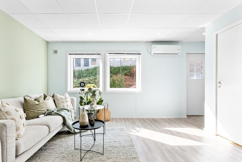 Opphaldsrommet har moderne og lyse overflater som gjev rommet eit tidsriktig preg. Foto er styla. Galleribilde