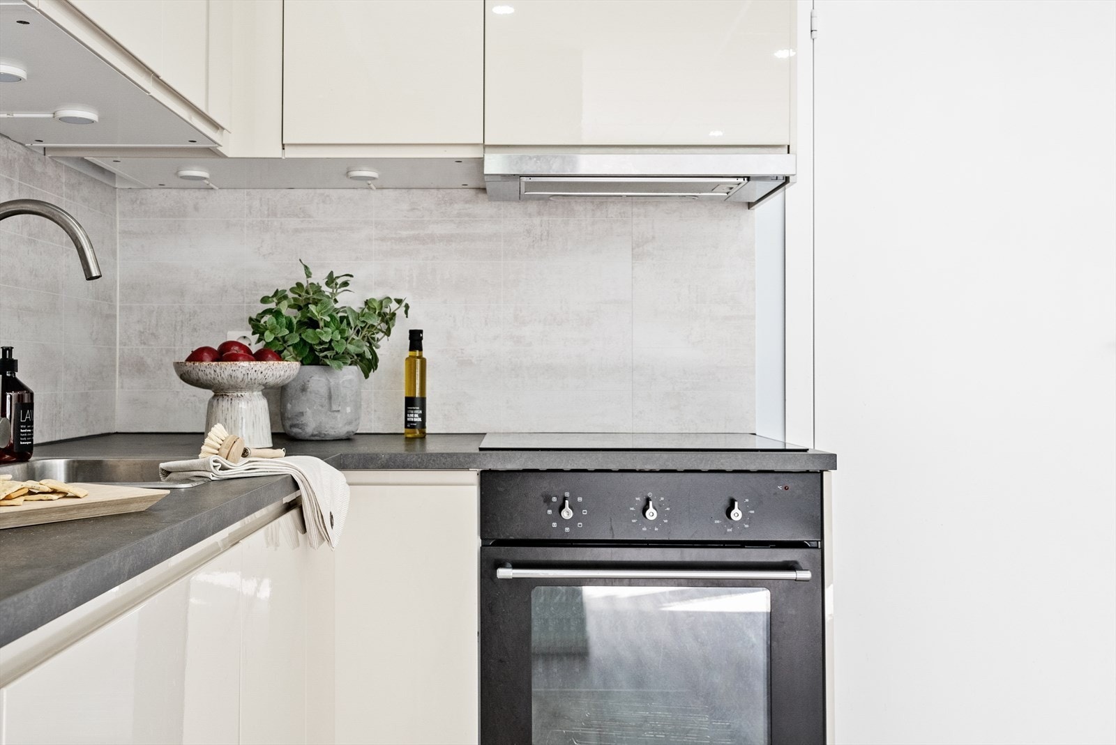 Kvitevarer på kjøkken består av kombiskåp, oppvaskmaskin, platetopp og steikovn. Foto er styla. Galleribilde