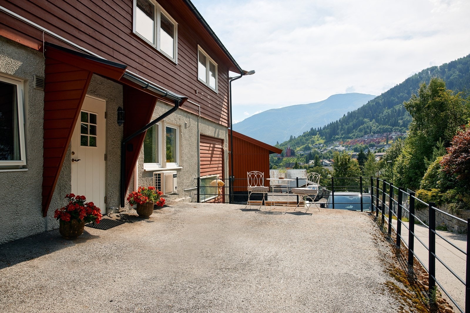 Stilig og praktisk studioleilegheit i hjerta av Fosshaugane i Sogndal. Galleribilde