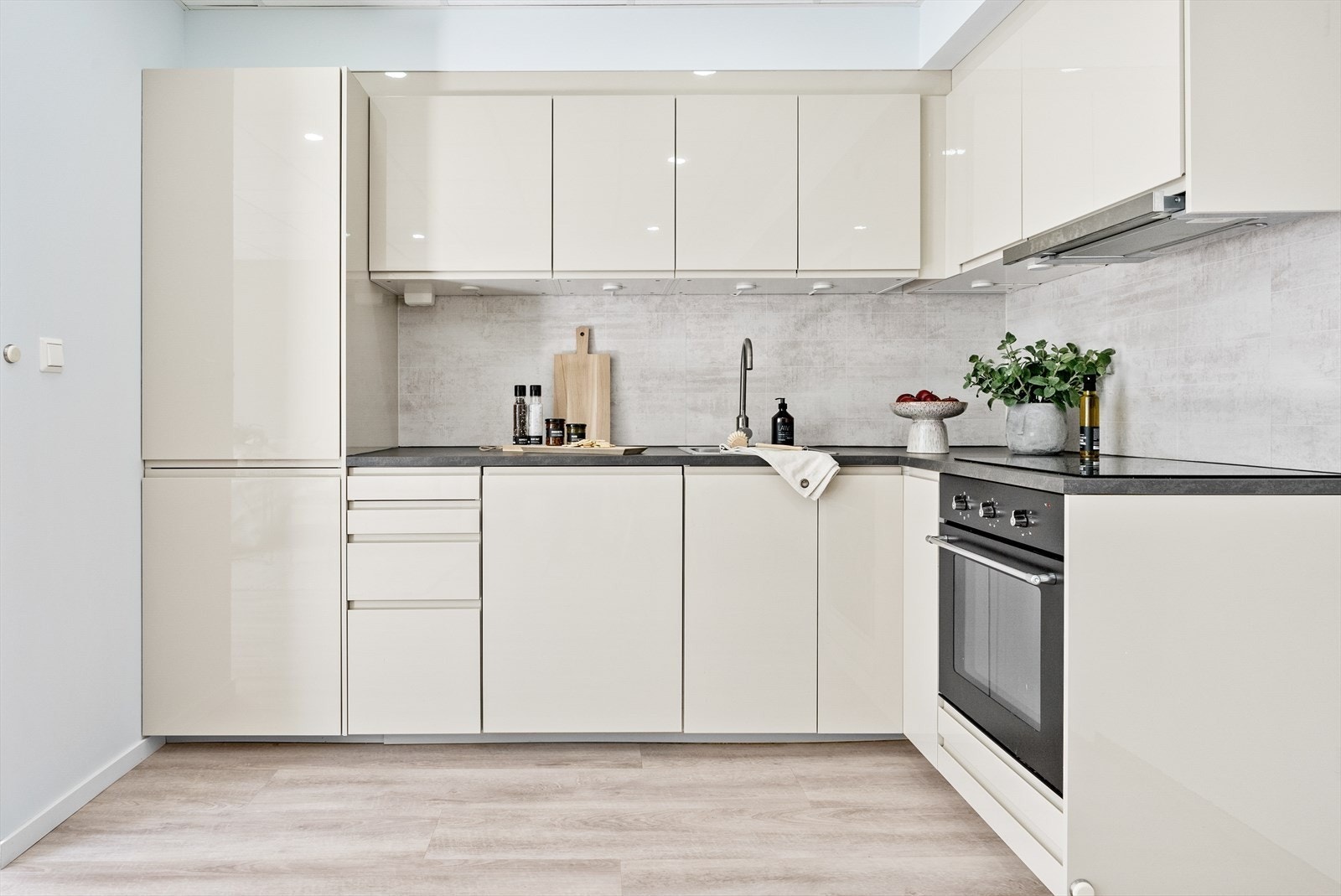 Kjøkkendelen har stilfull innreiing frå Ikea med innebygde kvitevarer og praktisk utforming med god lagringsplass. Foto er styla. Galleribilde