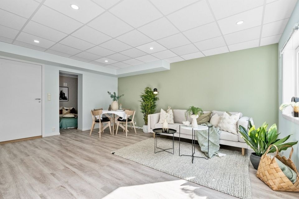 Stove og kjøkken kjem i opa løysing med plass til innreiing av både sitte- og etegruppe. Foto er styla. Galleribilde