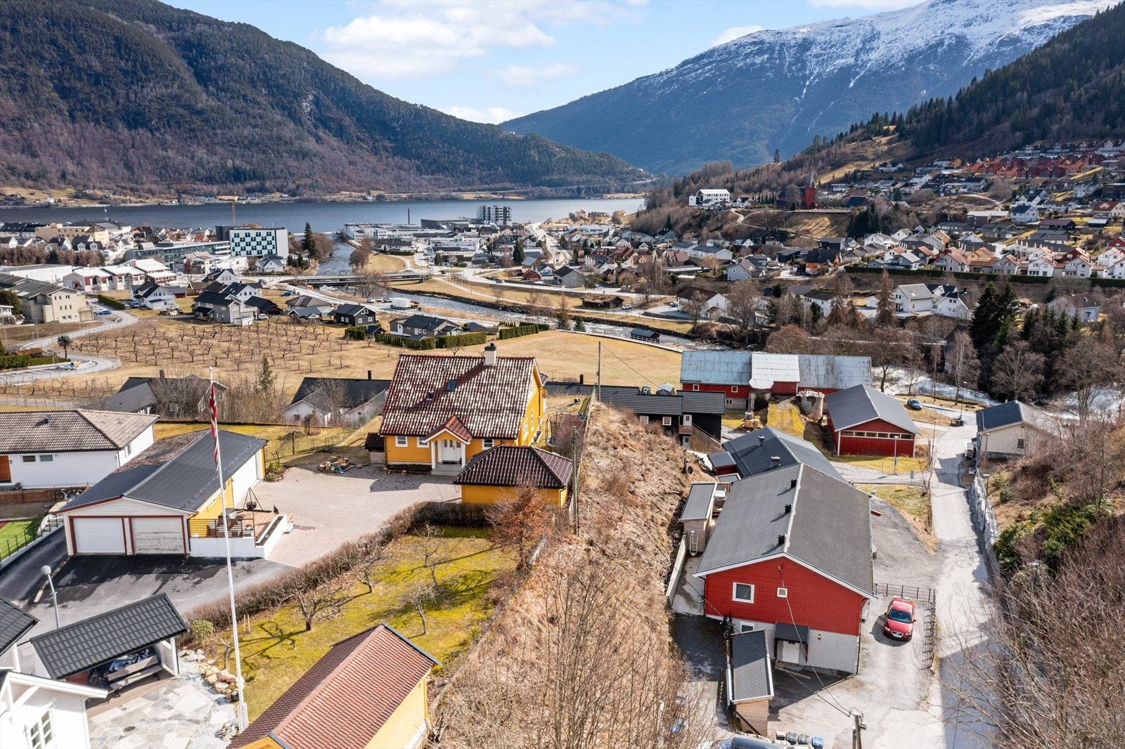 Regionen byr også på rike naturopplevingar med kort avstand til fjell og fjord der ein har høve til utfart heile året. Galleribilde