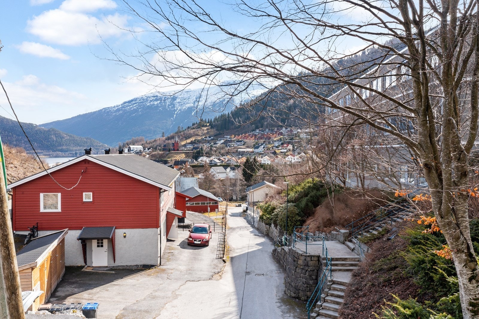 Leilegheita ligg på bakkeplan med direkte utgang til uteplass/parkering med fast dekke. Galleribilde