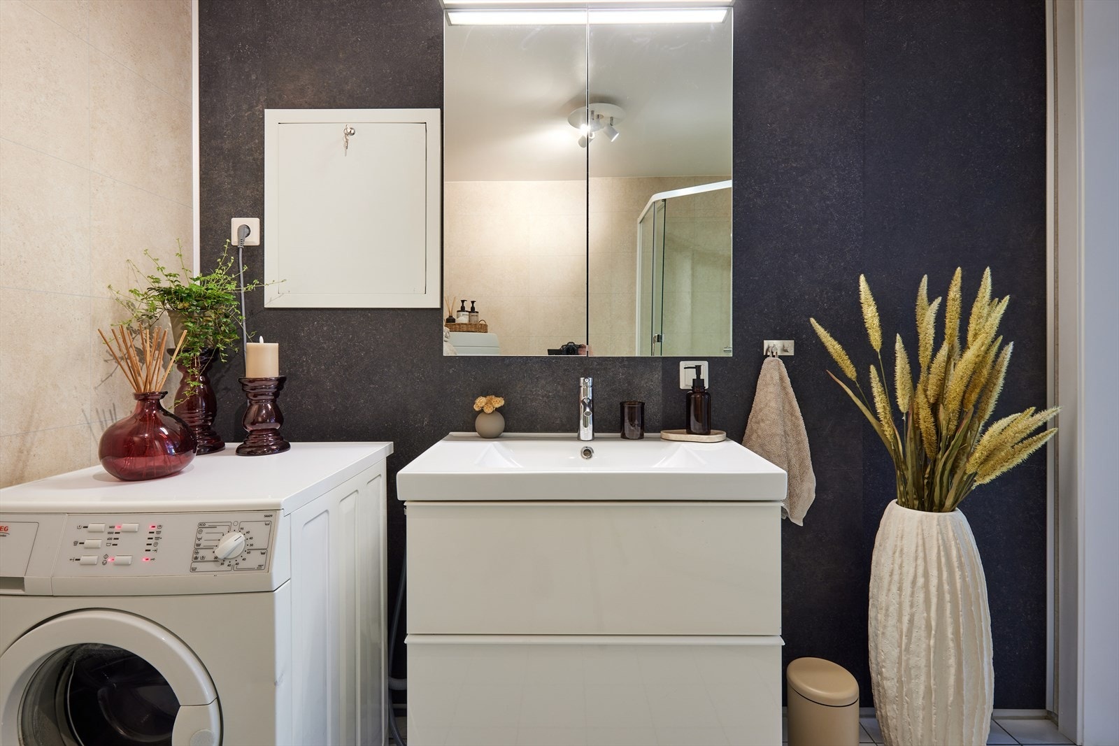 Innreiing består av baderomsmøbel med heildekkande servant, dusjkabinett, toalett og opplegg for vaskemaskin. Foto er styla. Galleribilde