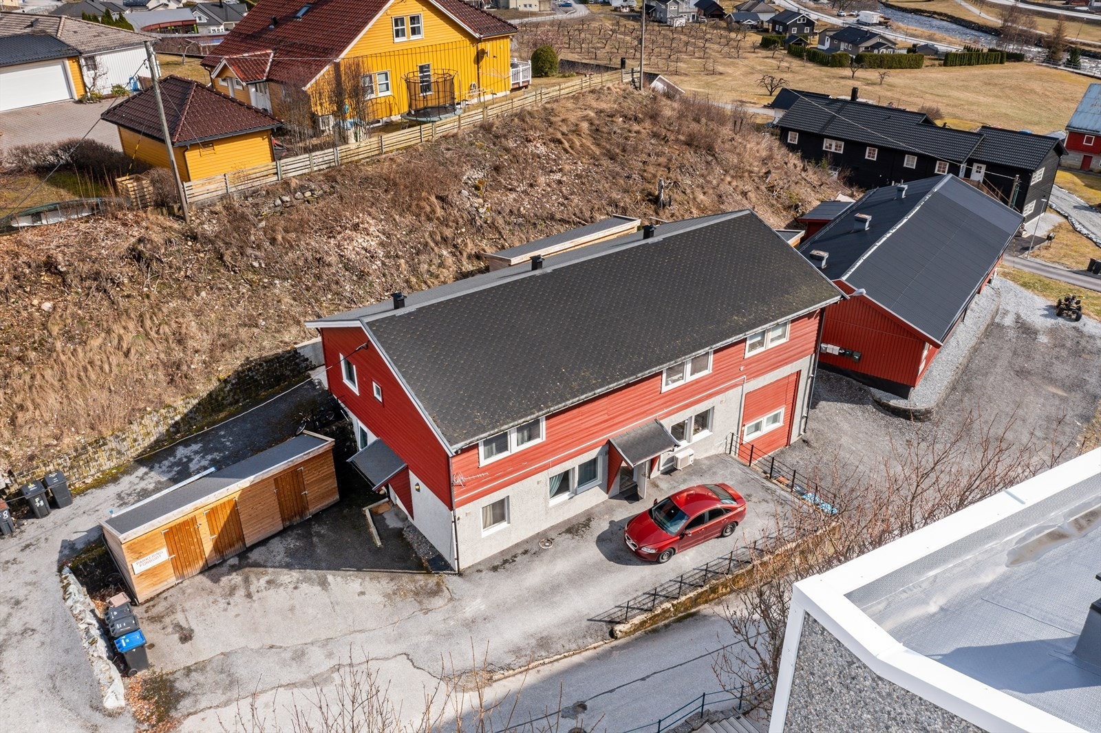 I tillegg til eigarseksjonen har ein del i felles utebod. Galleribilde