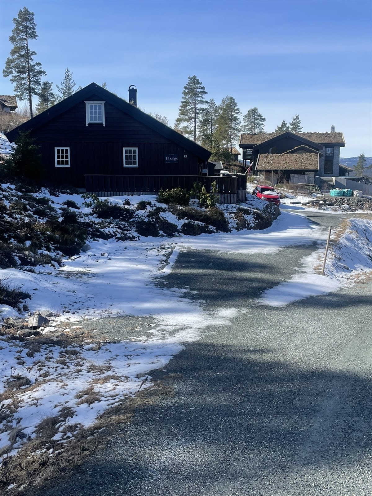Stor biloppstillingsplass foran hytta med plass til opptil 10 biler ifølge selger! (Selgers private bilde) Galleribilde