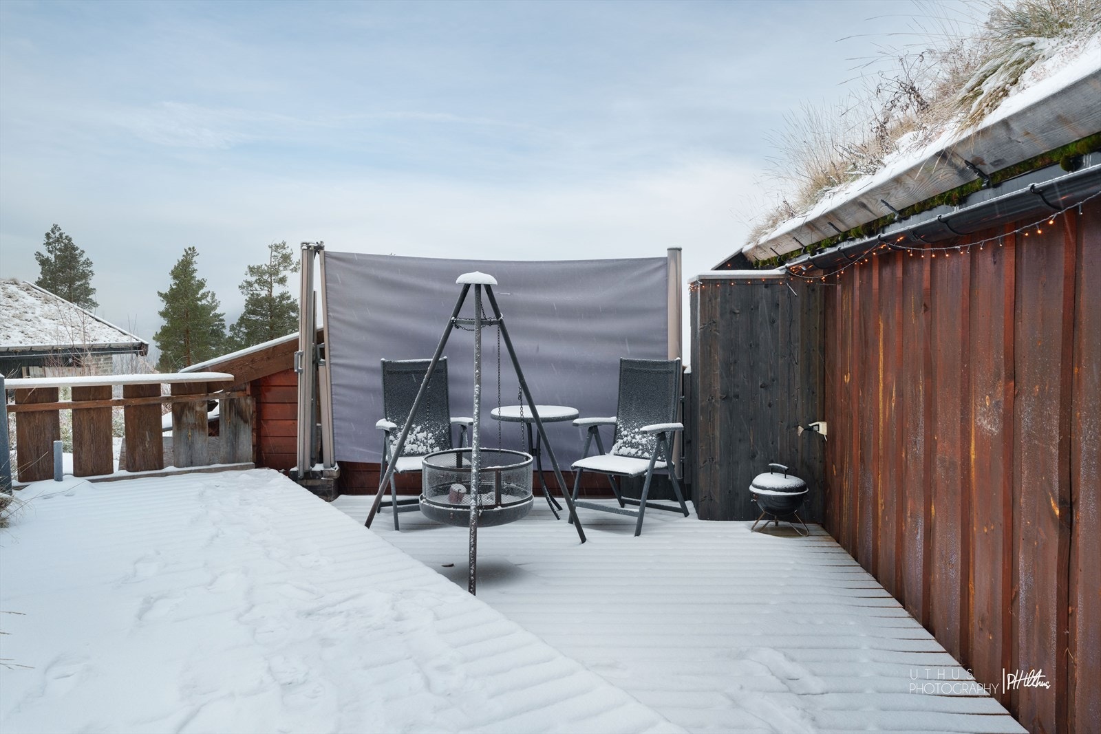 Selger opplyser om at de har hatt tre bålpanner stående rundt hytta, så her kan man flytte seg etter sol- og vindforhold. Galleribilde