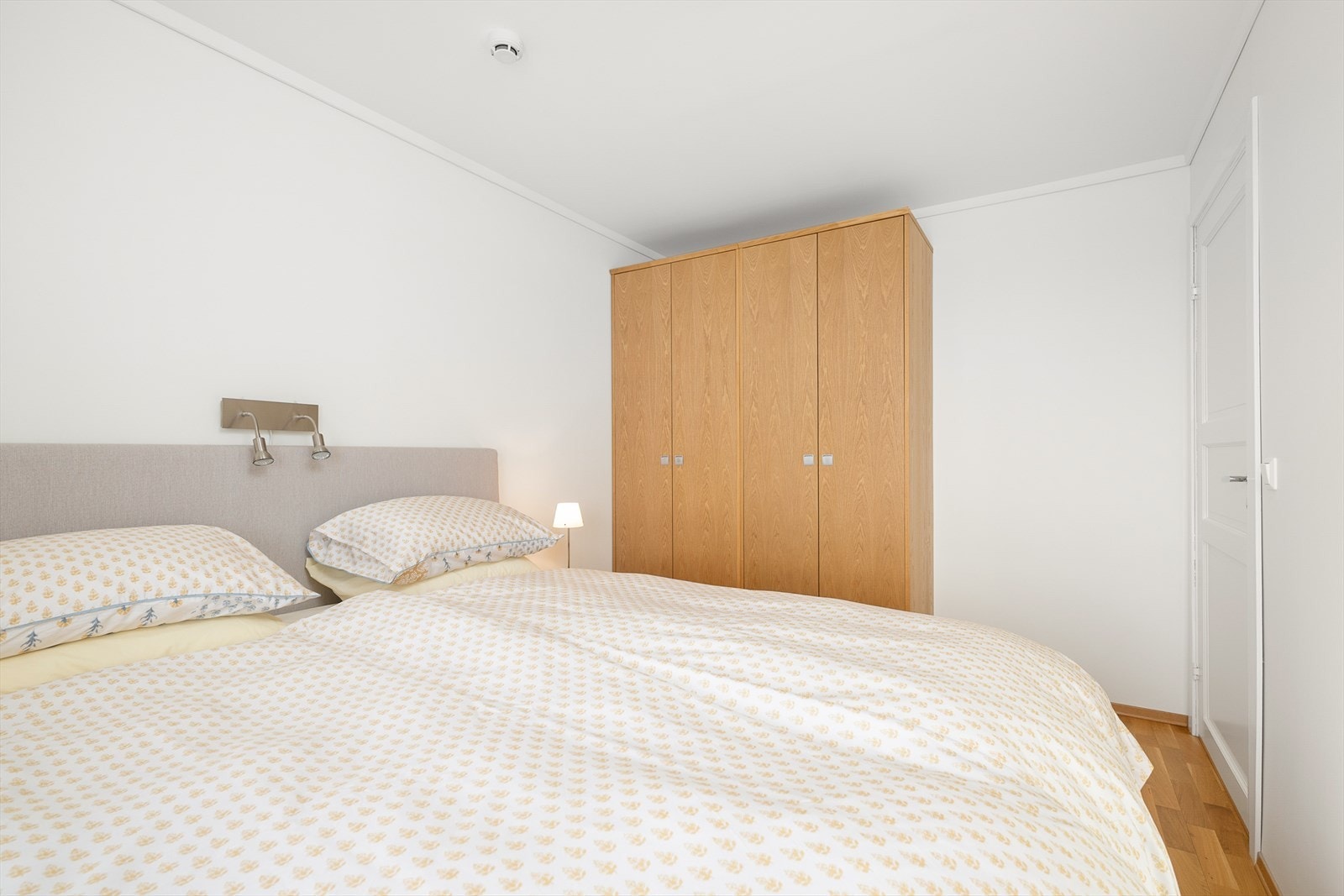 Hovedsoverommet har godt med skapplass Galleribilde