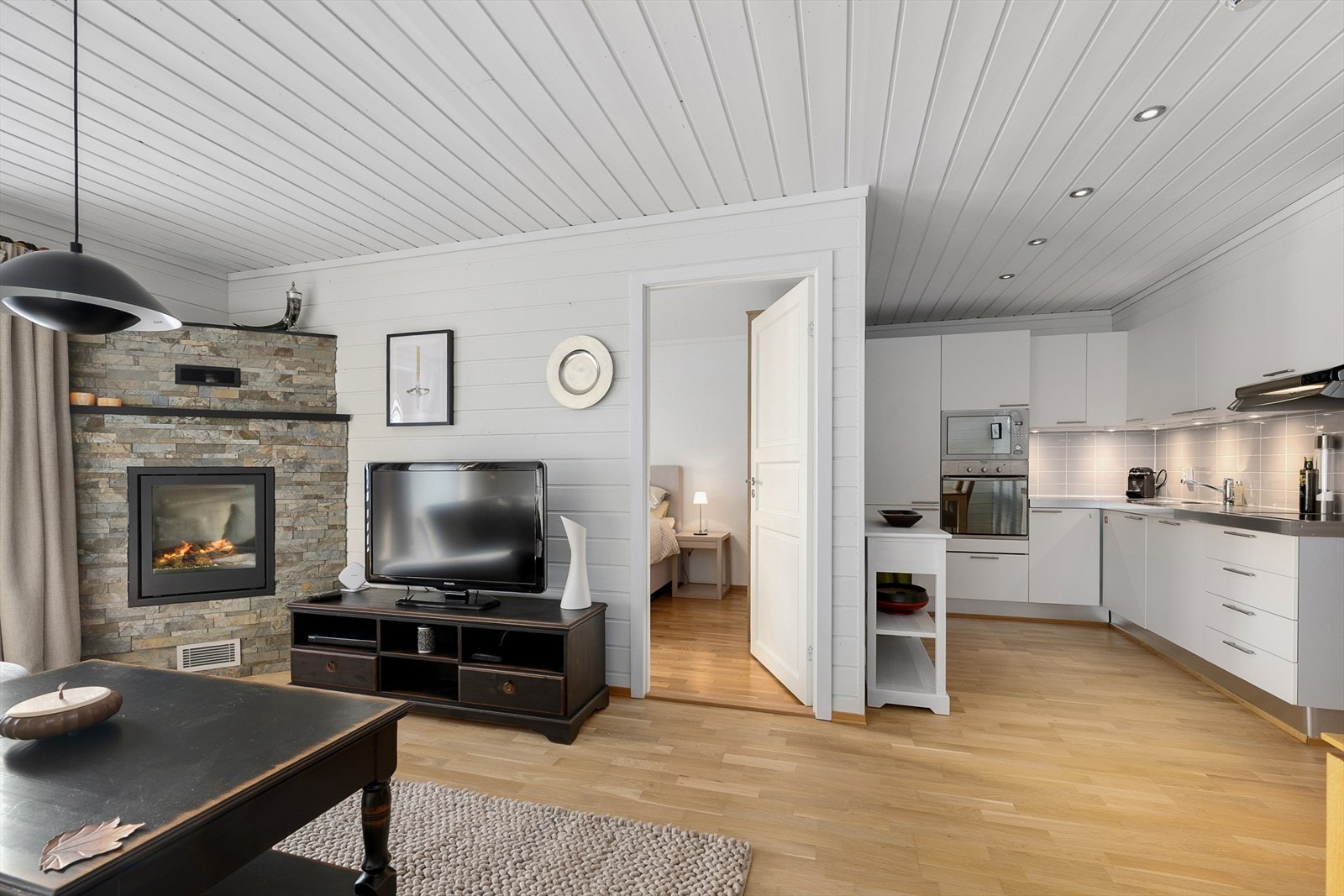 Stuen har en utforming som gjør at du enkelt kan møblere i to separate soner Galleribilde