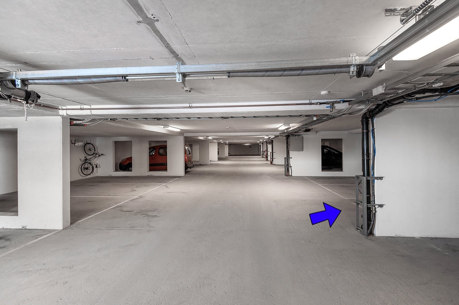 Leiligheten disponerer en plass med el-bil lader i felles garasjeanlegg Galleribilde