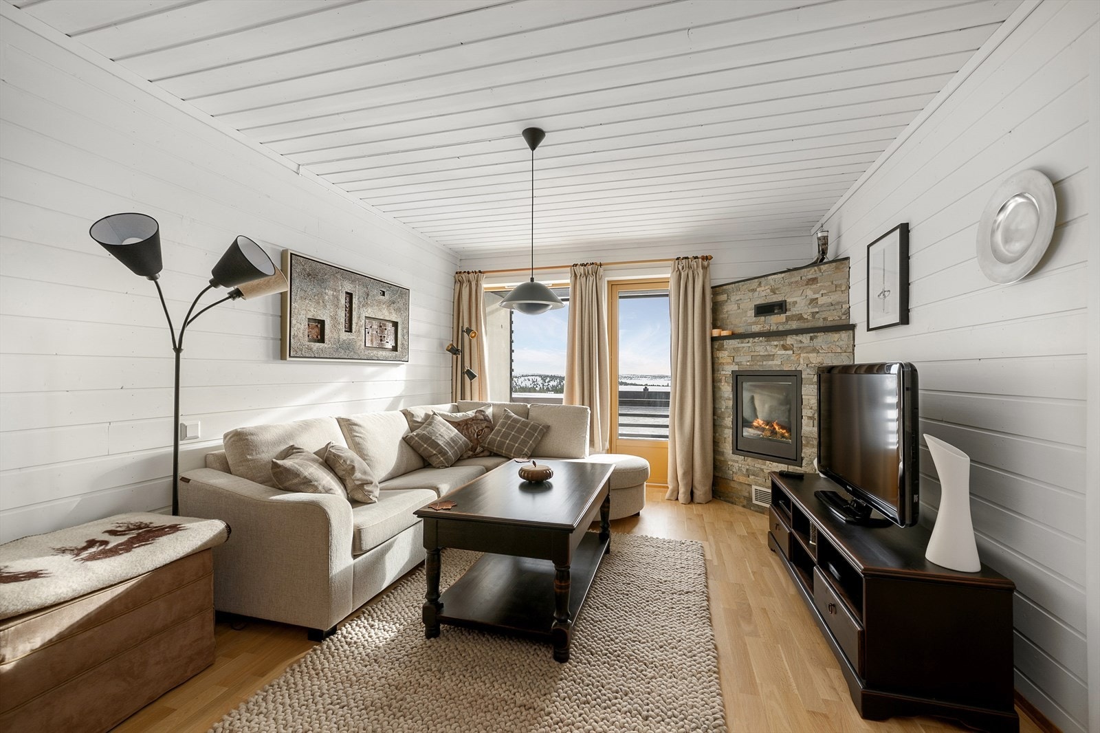 Her er det god plass til både sofagruppe og spiseplass Galleribilde