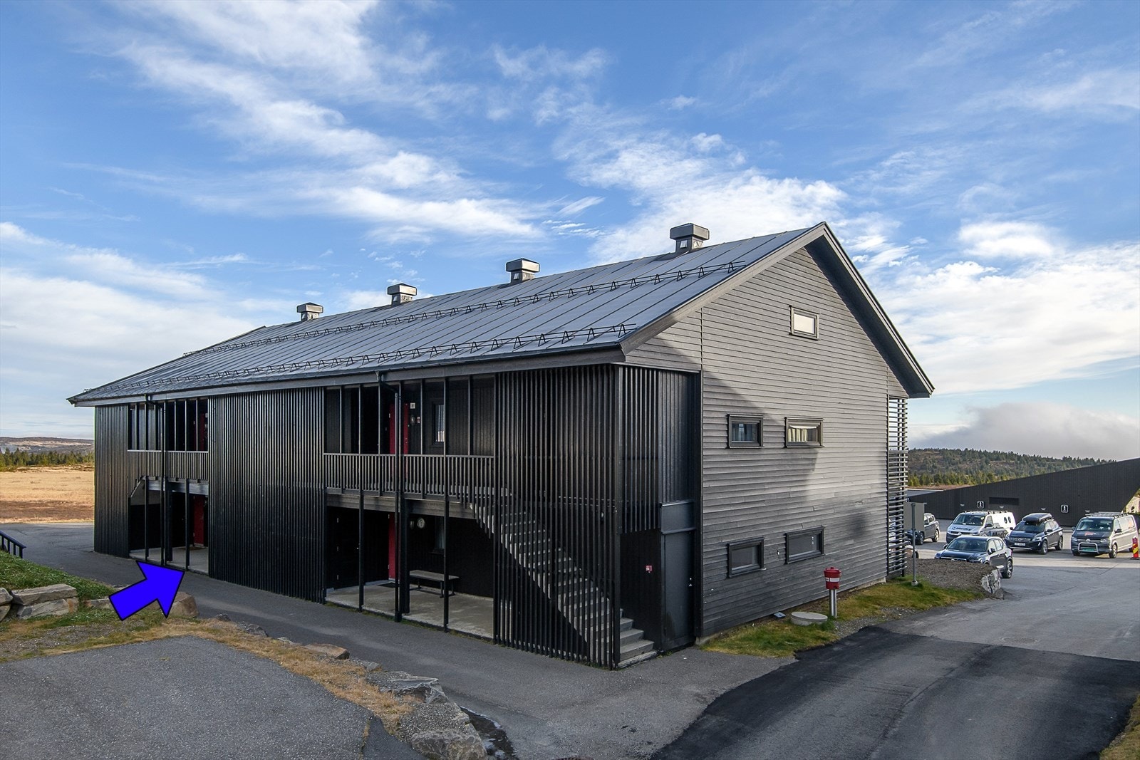 Leiligheten har enkel adkomst på bakkeplan, og kort trapp til p-plassen. Galleribilde