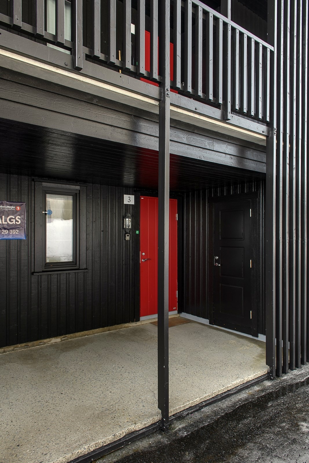 Takoverbygget inngangsparti med den utvendige boden rett ved siden av. Galleribilde